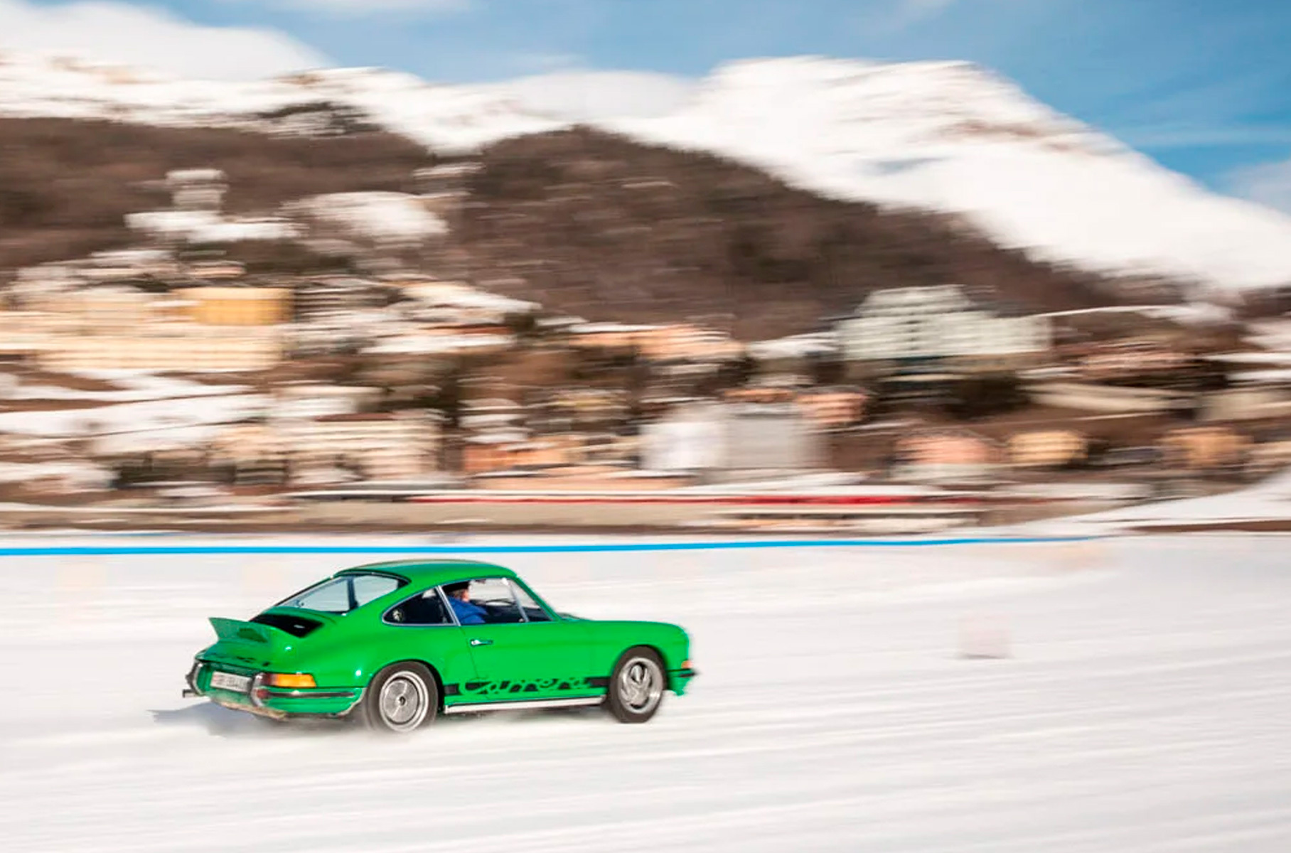 А это просто красиво: Porsche 911 Carrera RS 2.7 в дерзком цвете Viper Green, с обязательным «утиным хвостом» и на правильных колесах Fuchs. Кстати, по этой фотографии решительно невозможно определить год съемки: то ли 2023, то ли 1973…