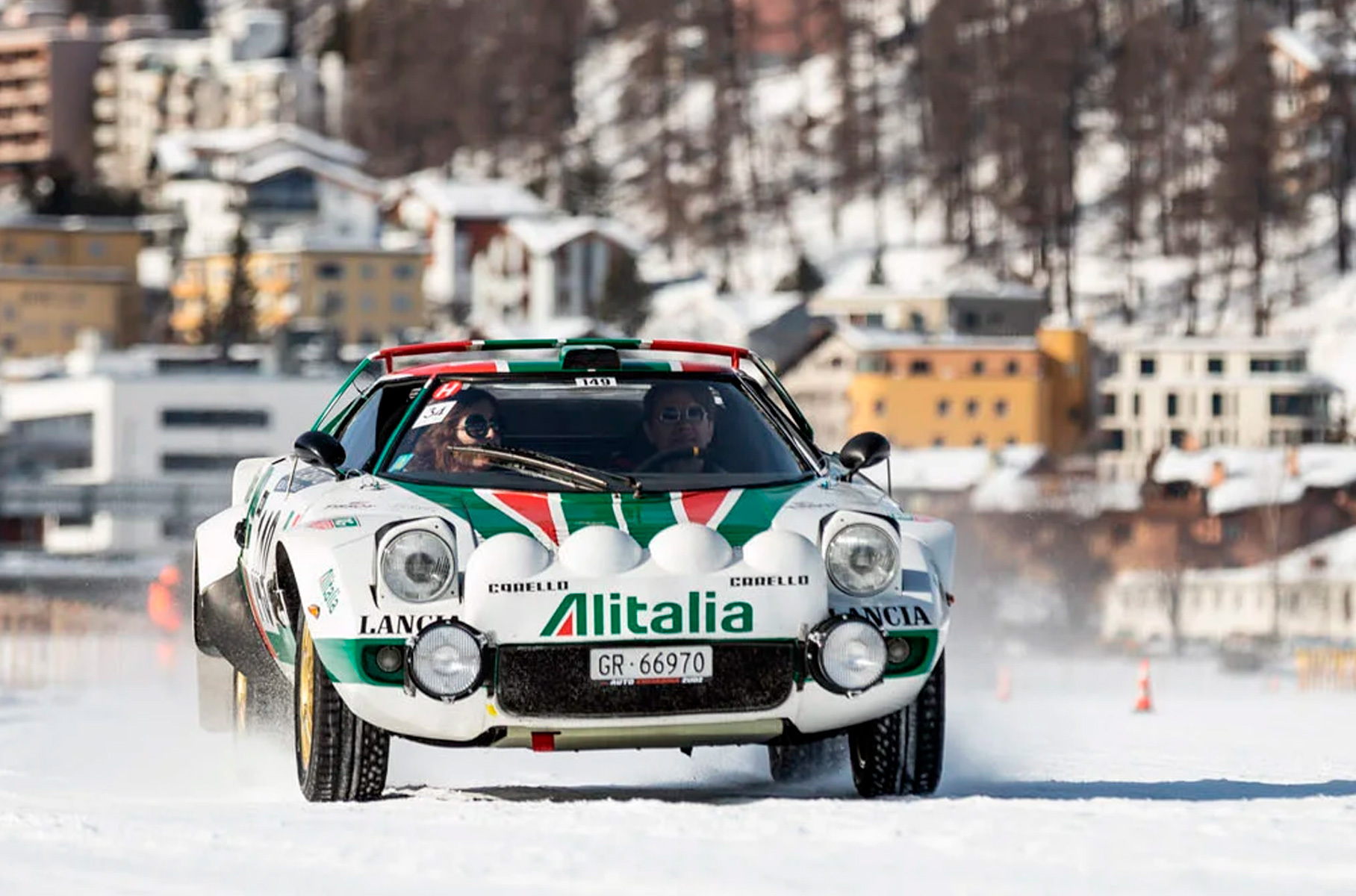 Одна из немногих машин, которые чувствуют себя на льду Санкт-Морица как дома. Раллийная королева семидесятых, Lancia Stratos одержала 18 побед, добыла три чемпионских титула — и навсегда вошла в историю благодаря неповторимому дизайну от Марчелло Гандини. Кстати, обратите внимание на потешно узкую колею: в асфальтовых и гравийных гонках использовались куда более широкие колеса, особенно сзади, а зимой Стратосы приобретали некоторую долю нелепости.