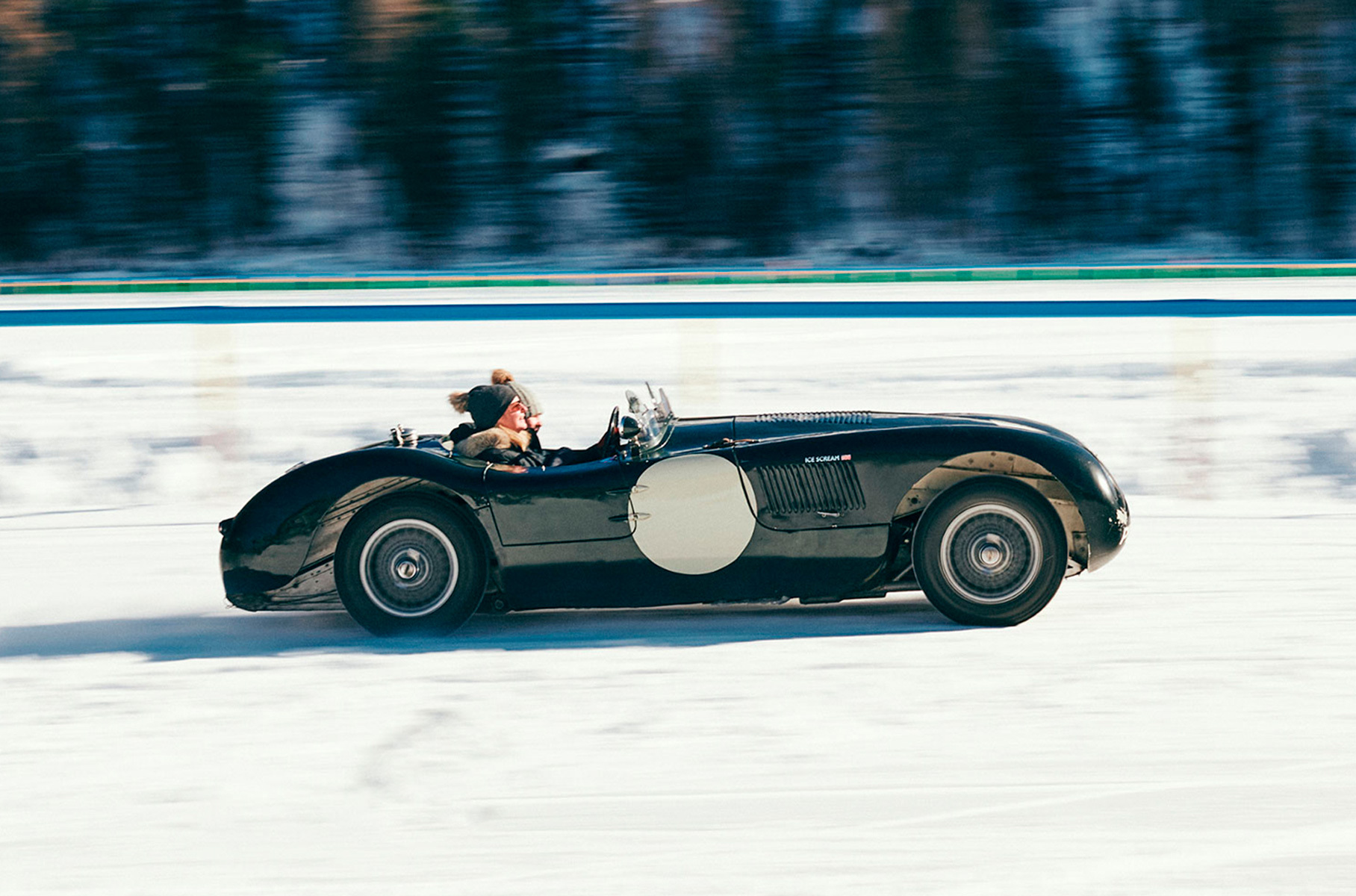 Еще немного про Ягуары. Модель C-Type выигрывала «24 часа Ле-Мана» дважды — в 1951 и 1953 году. Причем если первый триумф дался британцам за счет умения быстро ехать, то второй — уже благодаря таланту быстро тормозить. Как раз в это время C-Type получил инновационные дисковые тормоза вместо барабанных — и обставил соперников с куда более мощными двигателями. А экземпляр на фото примечателен еще и тем, что находится в одной семье более полувека.