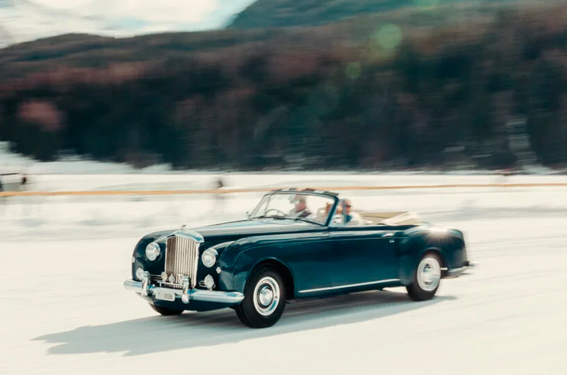 На льду Санкт-Морица есть место не только суперкарам и гоночным легендам — преисполненные достоинства, здесь дефилируют и роскошные образцы вроде этого Bentley S1 Continental Drophead Coupe. Между прочим, в прошлом году такая же машина на аукционе RM Sotheby’s была продана за 1,2 миллиона швейцарских франков!