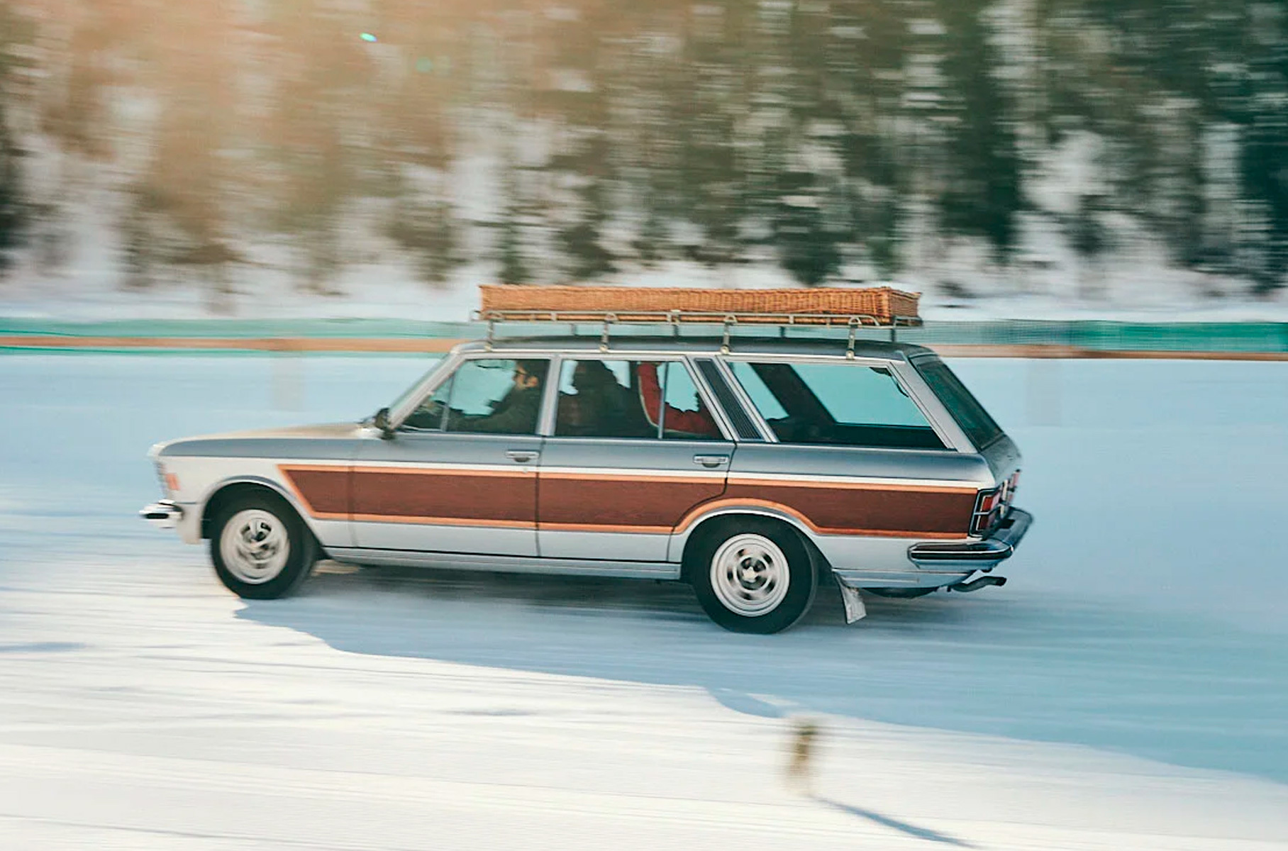 Еще один неожиданный гость — обычный, на первый взгляд, универсал Fiat 130. Ну, принаряженный «деревянными» аппликациями и корзиной на крыше. Но фишка в том, что кузова универсал у Fiat 130 просто не существовало! Всего четыре таких экземпляра было сделано в ателье Officina Introzzi — причем по личному заказу Джанни Аньелли, главы Фиата. Зачем? Не поверите: конкретно для того, чтобы ездить на горнолыжные курорты Санкт-Морица! Именно на этой машиной по имени Villa D’Este пользовался сам Аньелли, так что более уместного автомобиля для фестиваля The ICE и не придумать.