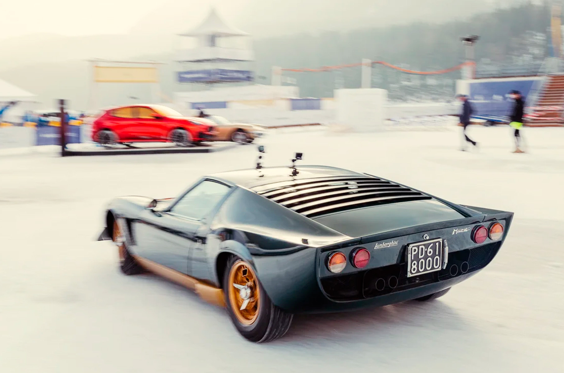 Еще одна Miura — и тоже уникальная. С завода она вышла в 1969 году как обычная P400S, но к 1975-му попала в руки бизнесмена Вальтера Рончи — одного из главных энтузиастов и друзей Lamborghini. Именно ему досталась единственная в своем роде гоночная Miura Jota, которую спустя пару лет Рончи решил продать — но до нового владельца машина не доехала, угодив в большую аварию. Не смирившись с утратой, Вальтер обратился к бывшим работникам Lamborghini с просьбой сделать еще одну машину по образу и подобию Jota — и предоставил вот эту P400S. Сегодня машина известна под именем Millechiodi — «тысяча гвоздей» в переводе с итальянского. Все потому, что алюминиевые кузовные панели соединены множеством заклепок, как и у оригинальной Jota.