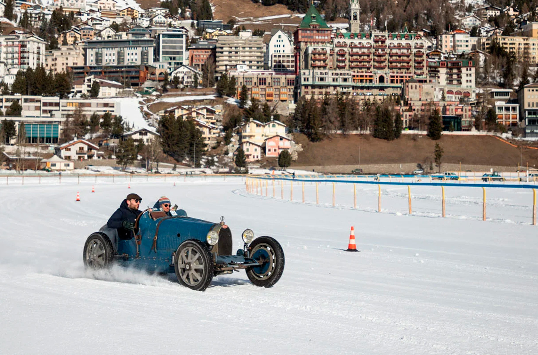 Одна из самых известных и безапелляционно самая успешная машина в истории Bugatti. Модель Type 35 отличалась превосходной управляемостью и сходу начала выигрывать гонки, вскоре став вариантом «по умолчанию» для европейских спортсменов. Вдумайтесь: построено было 340 экземпляров (это очень много для гоночной техники), которые в период с 1924 по 1930 год завоевали более 2000 побед. Прописью: более двух тысяч!