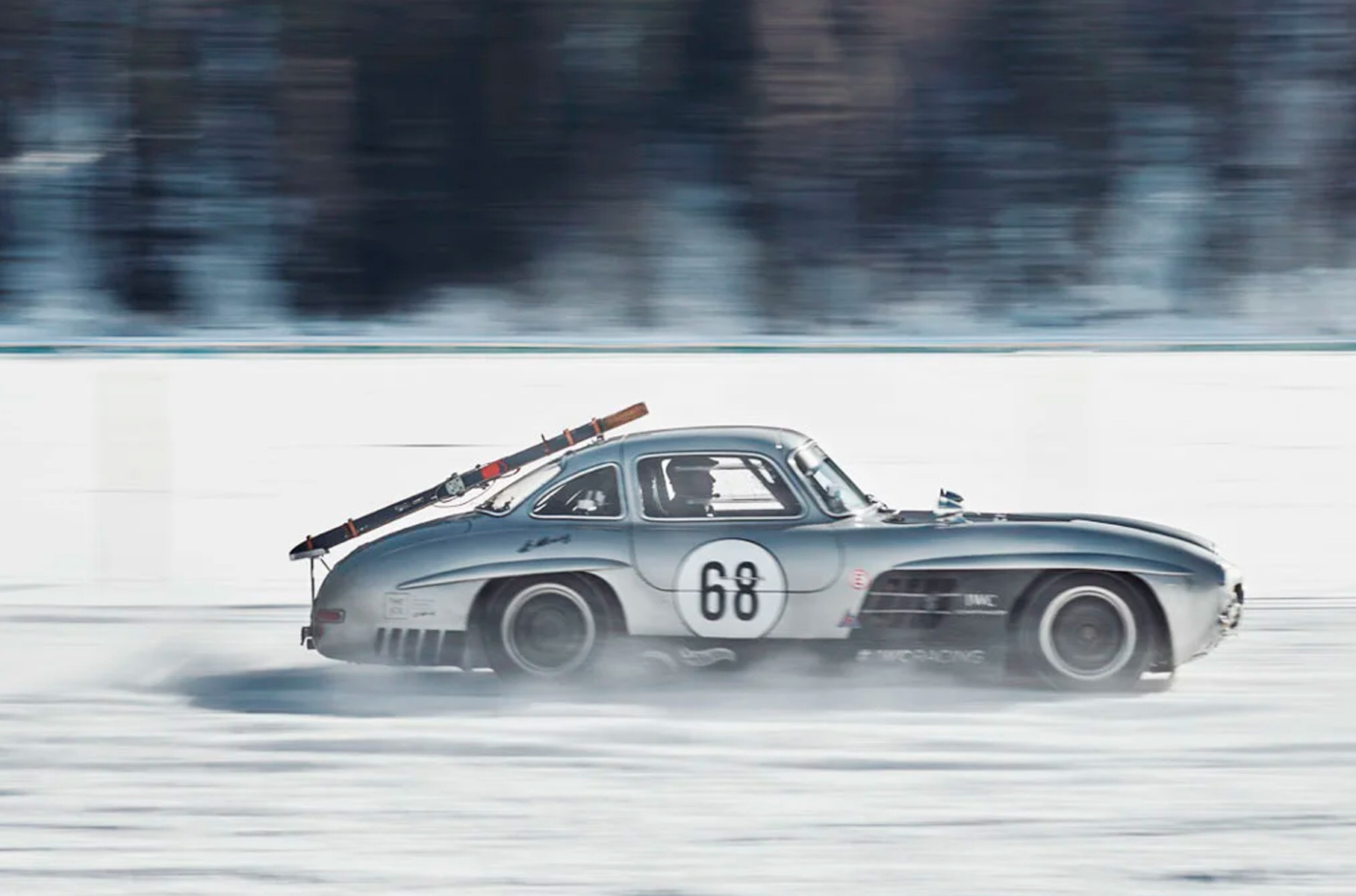 Разумеется, ни один крупный конкурс красоты не может обойтись без Mercedes-Benz 300 SL. Таких купе в Санкт-Морице было сразу несколько, но мы отметим вот этот экземпляр, подготовленный для гоночной команды IWC. Он регулярно выступает в различных исторических гонках, причем за рулем успели побывать Дэвид Култхард, Бернд Шнайдер и Карл Вендлингер.