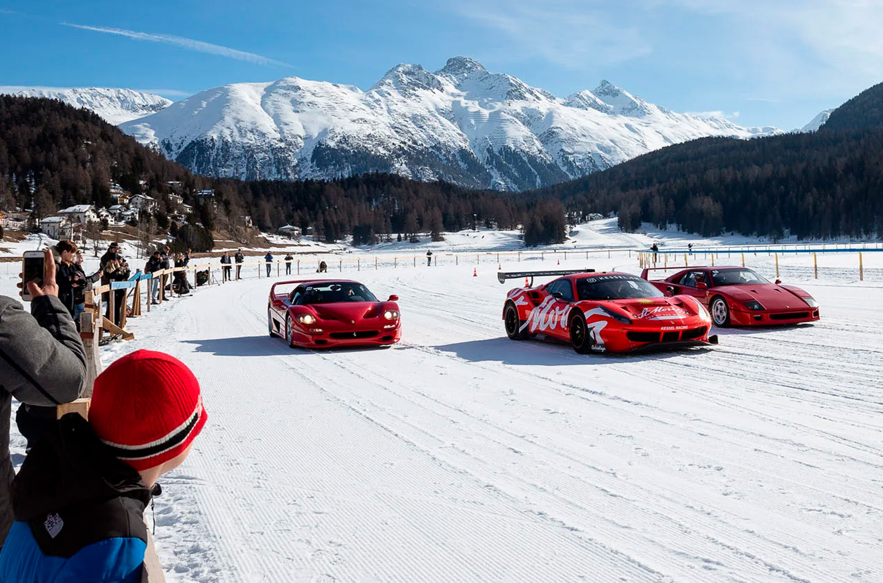 Есть место в Санкт-Морице и современной технике — например, гоночной Ferrari 488 GT3. Хотя все внимание бессовестно крадут дорожные F40 и F50: увидеть каждую из них по отдельности — — большая удача, вместе — почти чудо, ну а в окружении снега и белоснежных Альп — пожалуй, только здесь.