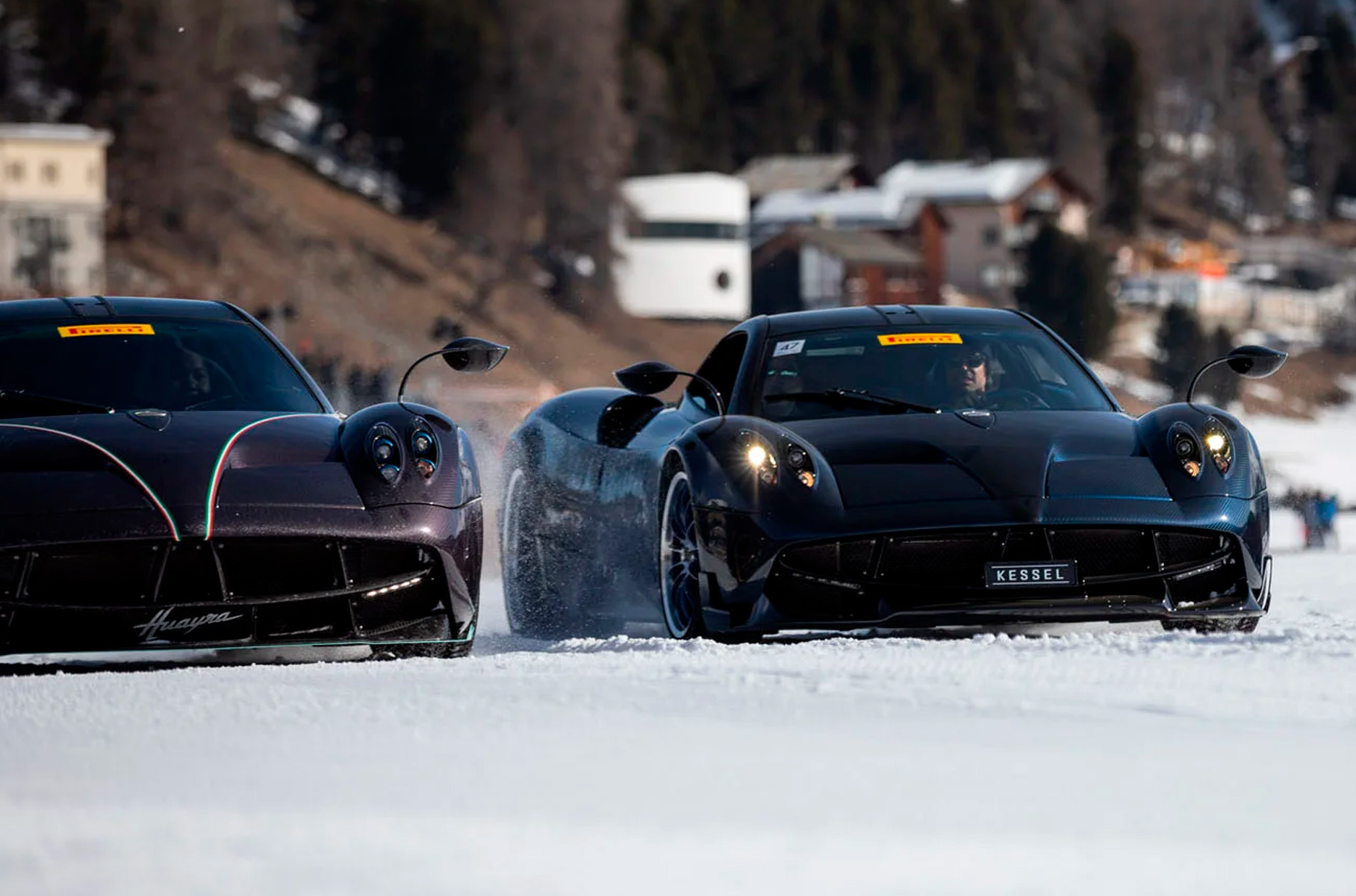 С самого первого фестиваля посещают выставку и автомобили Pagani — причем в рамках официального заводского визита. Разумеется, гонку эти три Huayra только изображают: на трассе действует ограничение скорости в 30 км/ч. Которое, правда, никто особо не старается соблюдать.