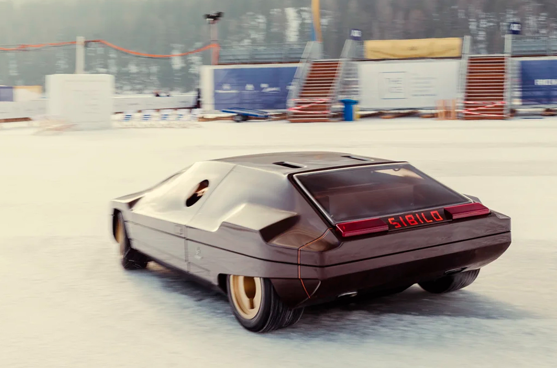 А это еще одна Lancia Stratos — на сей раз накрытая уникальным кузовом и названная Sibilo. Чистейший дизайнерский эксперимент от маэстро Гандини, причем не сказать, что самый удачный. Внутри у Sibilo — один из самых странных рулей в истории: ступица занимает все пространство внутри обода, а спиц как таковых не видно. Плюс обратите внимание на круглые иллюминаторы в окнах: они сдвигаются при помощи электропривода! И да, эта штуковина тоже ездила по швейцарскому льду.