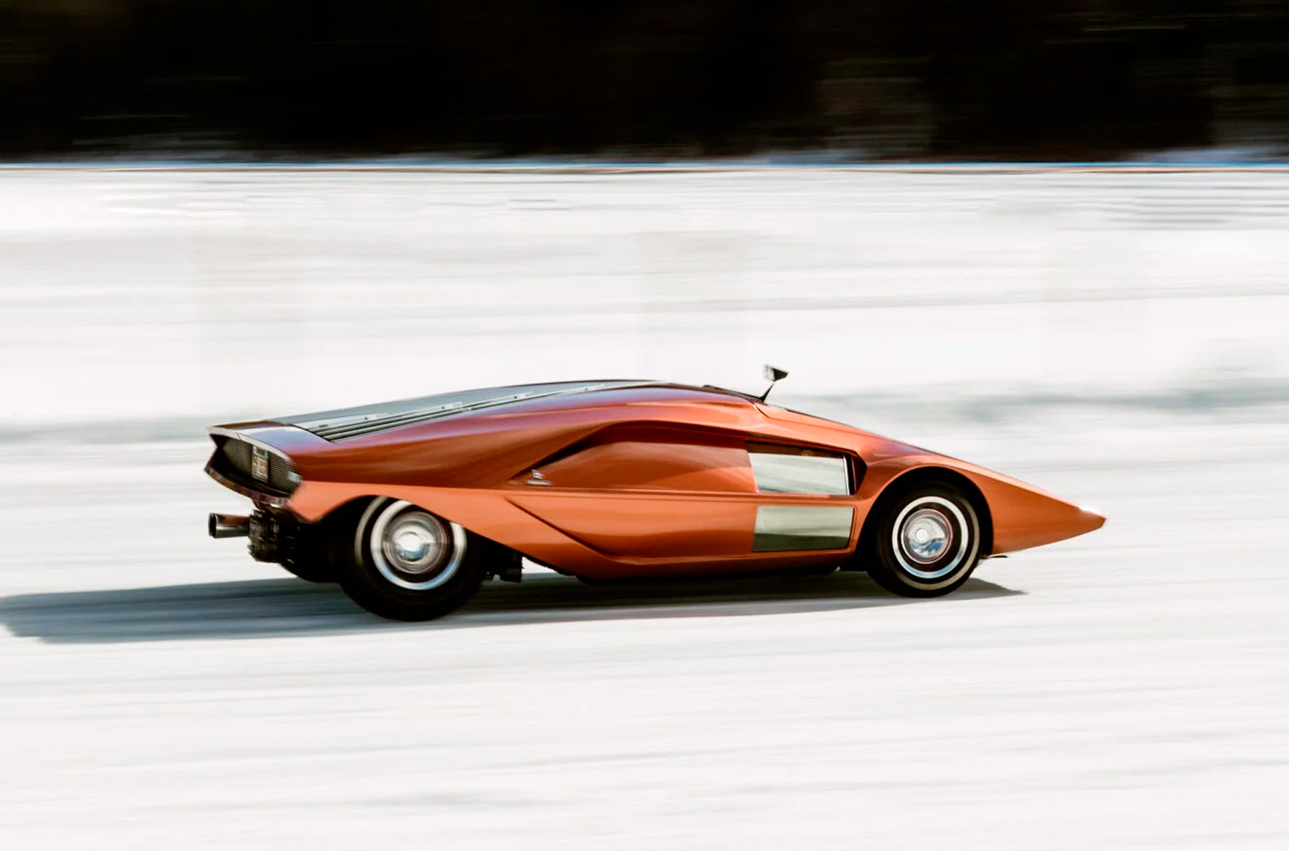 Напоследок — едва ли не самое вкусное. Крышесносный, инопланетный, невообразимый, единственный в своем роде концепт-кар Lancia Stratos Zero 1970 года. Совместное детище Нуччо Бертоне и Марчелло Гандини стало одним из первых и чуть ли не самым радикальным прочтением нового клиновидного дизайна, который позже воплотится во множестве культовых автомобилей — Lamborghini Countach, Lotus Esprit, BMW M1, серийной Lancia Stratos и так далее. Такому концепту совершенно не обязательно было уметь ездить — но он умел, и остается на ходу до сих пор.