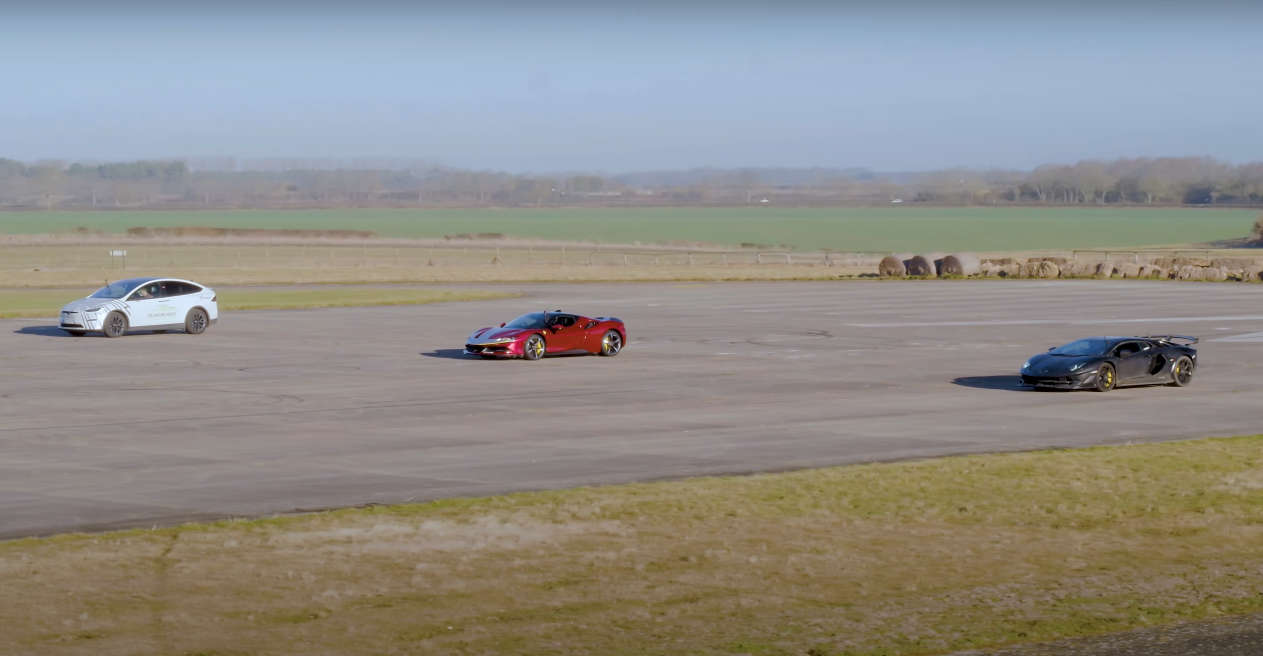 Блогеры устроили битву суперкаров Ferrari и Lamborghini с электрокроссовером Tesla