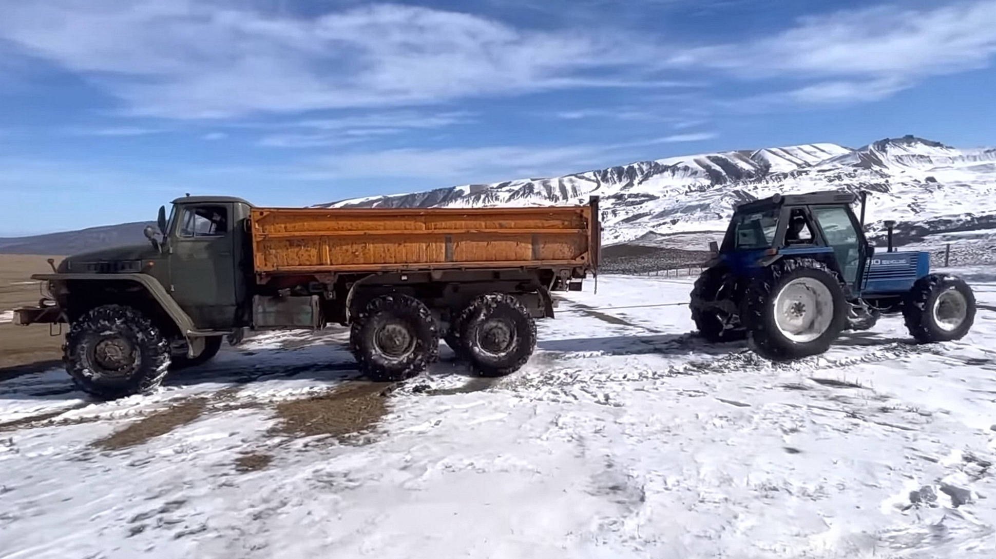 Видео: Урал сразился в перетягивании каната с трактором New Holland — Motor