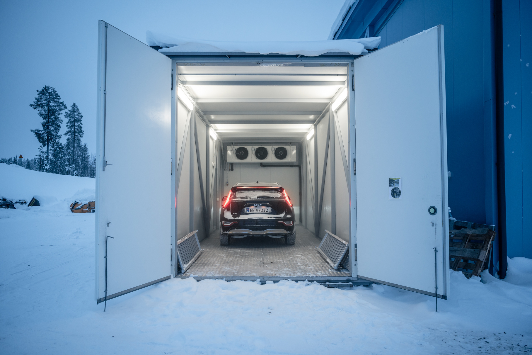 Для испытания морозом все электромобили поместили в климатические камеры на заполярном полигоне Lapland Proving Ground в Финляндии. Температура в этих боксах поддерживалась на уровне 40 градусов ниже нуля