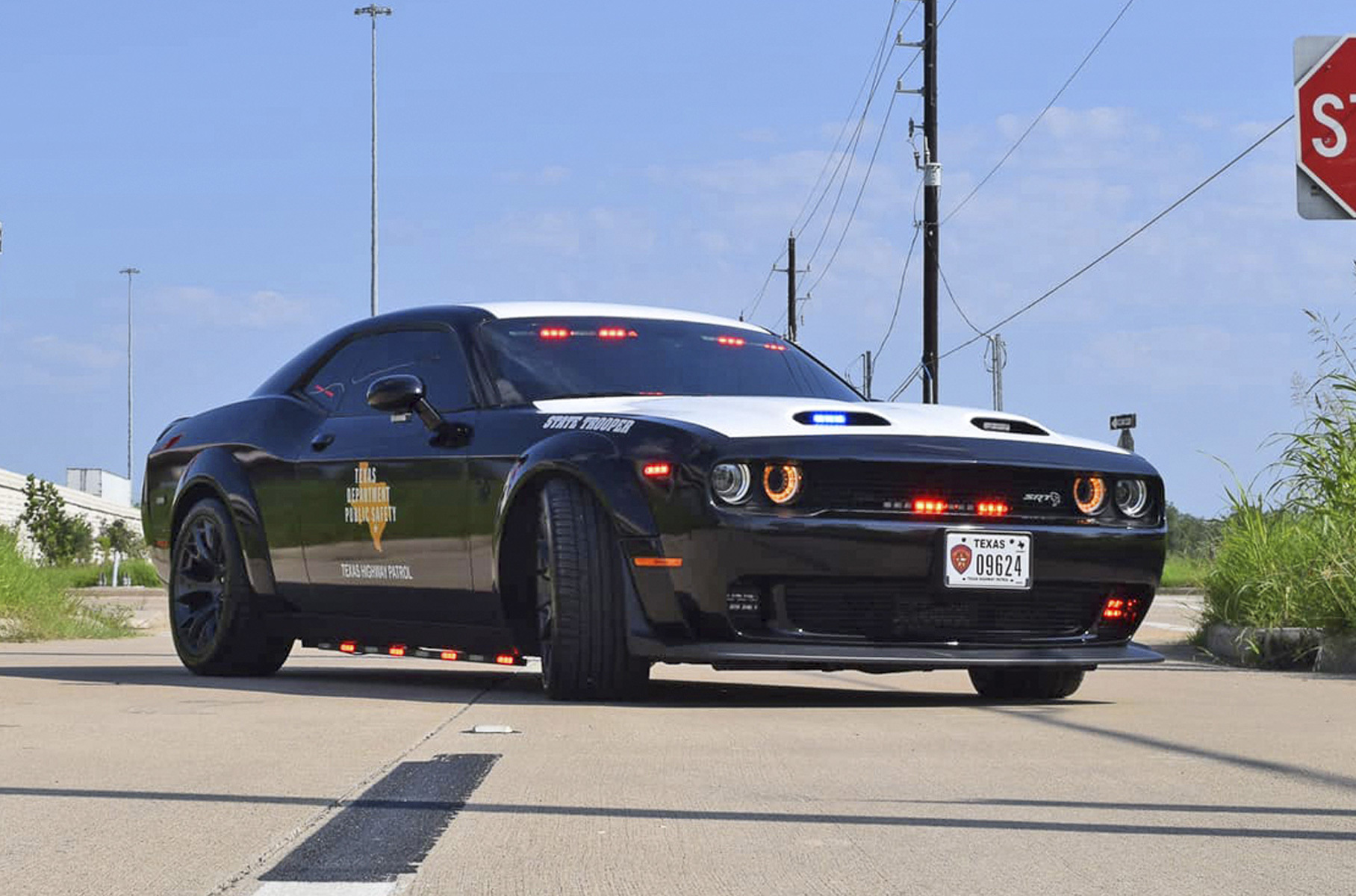 ###  Техасская полиция [превратила](https://motor.ru/news/police-dodge-challenger-03-10-2022.htm) в патрульную машину 1080-сильный суперкар, конфискованный у уличного гонщика. Бывший хозяин уходил от погони на скорости 258 километров в час, но его задержали. На кузове автомобиля уже была ливрея от Black Diamond Customs: стражам порядка оставалось добавить лишь проблесковые маячки и опознавательные знаки.