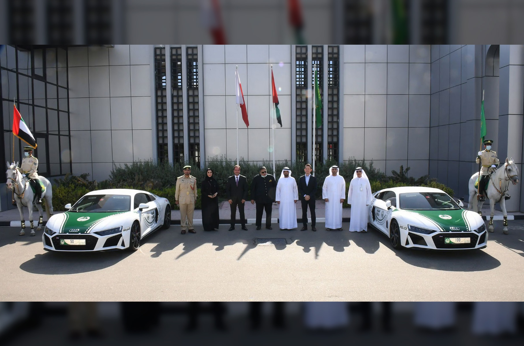 ###  В конце 2021 года полиция Дубая [добавила](https://motor.ru/news/audi-r8-rwd-police-04-12-2021.htm) к своим многочисленным суперкарам два заднеприводных купе. Автомобили получили узнаваемую бело-зелёную ливрею и спецсигналы, но 540-сильный атмосферный V10 остался стандартным.