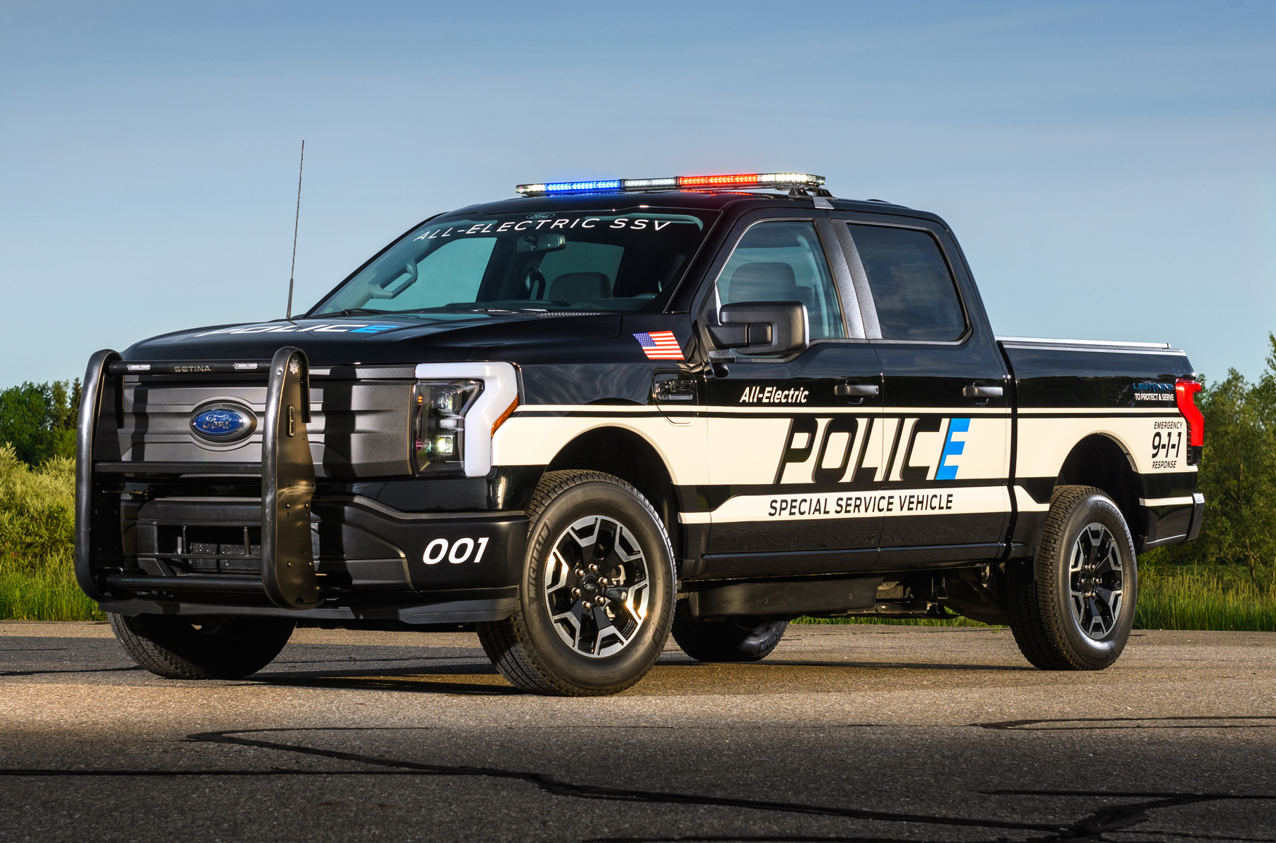 ###  Производитель [подготовил](https://motor.ru/news/ford-police-30-07-2022.htm) свой электропикап к службе в полиции. Внешние отличия — чёрно-белая ливрея, светодиодные спецсигналы и передний бампер-таран. Технических новшеств почти нет. Копы получили машины в двух версиях — с 458-сильной установкой и пробегом на одной зарядке до 370 километров или с 588-сильной системой и запасом хода до 510 километров.