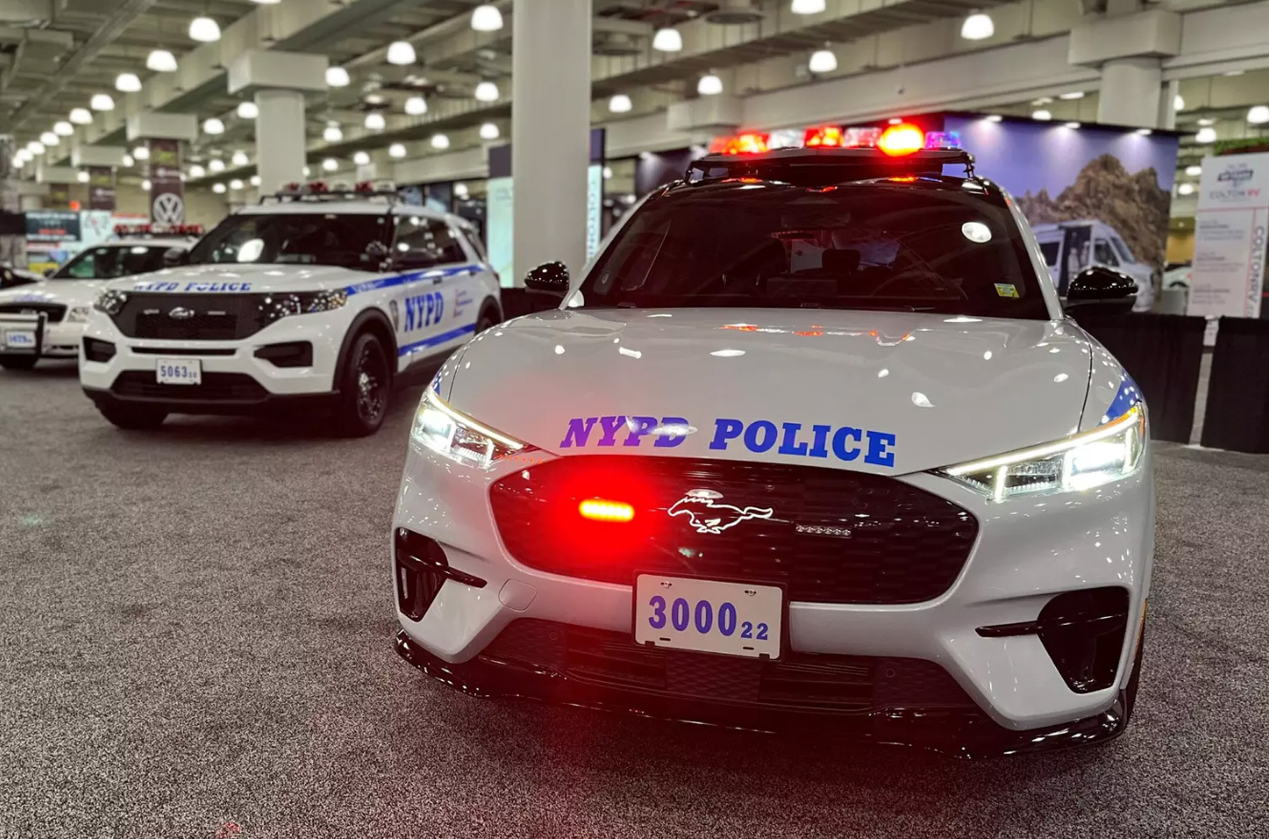 ###  Полиция Нью-Йорка [расширяет](https://motor.ru/news/mustang-nypd-17-04-2022.htm) свой автопарк за счёт электрокаров. В прошлом году выбор стражей порядка пал на 480-сильный двухмоторный кроссовер в предтоповом исполнении с полным приводом и запасом хода приблизительно 430 километров.