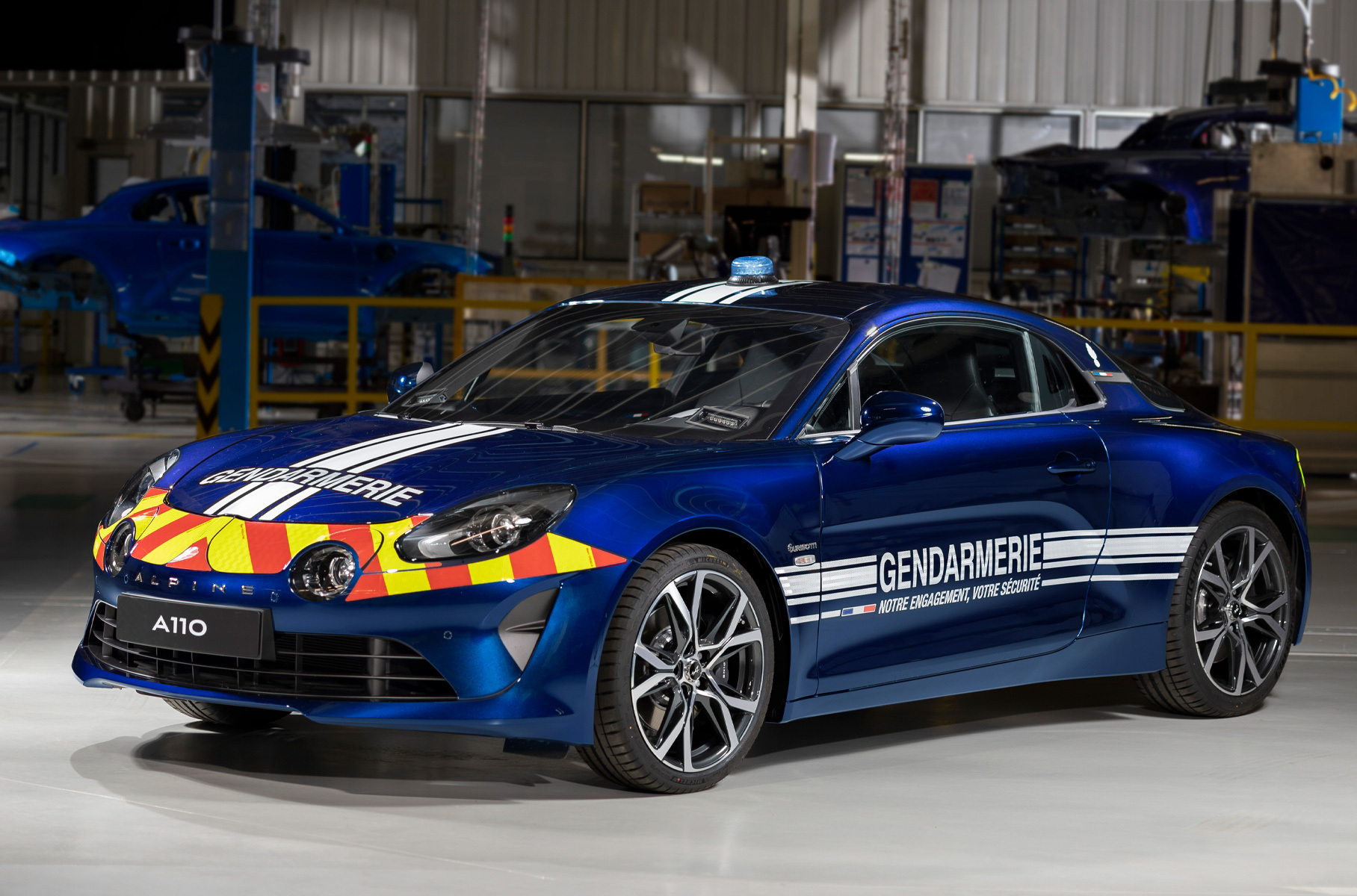 ###  Французские жандармы приобрели 26 среднемоторных спорткаров, первый из которых им [доставил](https://motor.ru/news/alpine-a110-police-f1-promo-02-01-2022.htm) гонщик «Формулы-1» Эстебан Окон. Он не отказал себе в удовольствии проехать по шоссе боком и покрутить пончики под окнами участка.