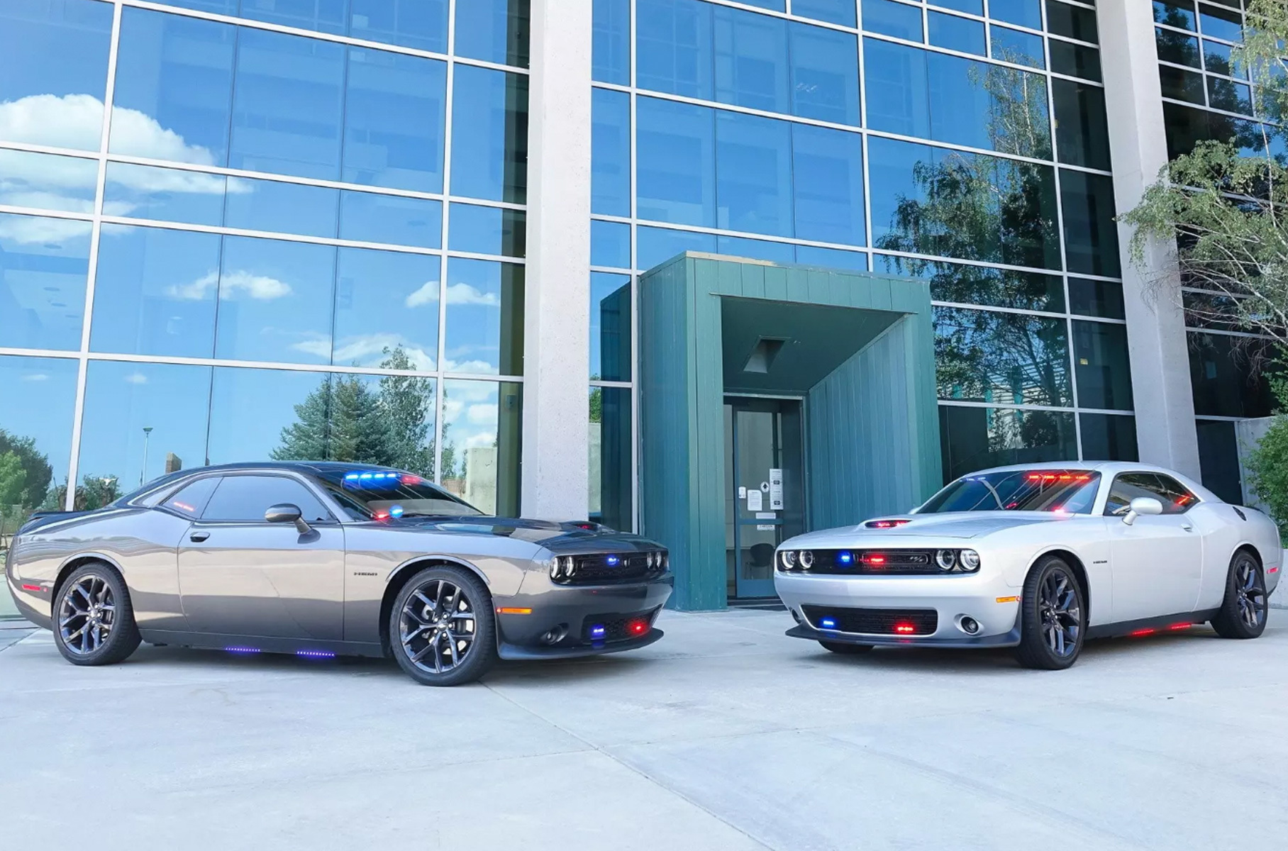 ###  В Аризоне восьмицилиндровые спорткары для полиции обошлись без особой окраски, поскольку [ориентированы](https://motor.ru/news/challenger-police-usa-12-09-2021.htm) на тайное патрулирование. 380-сильные купе используют для профилактики аварий и наблюдения за соблюдением правил. Отличий от стандартных автомобилей немного: появились скрытые светодиодные спецсигналы и оборудование для фиксации нарушений на фото и видео.