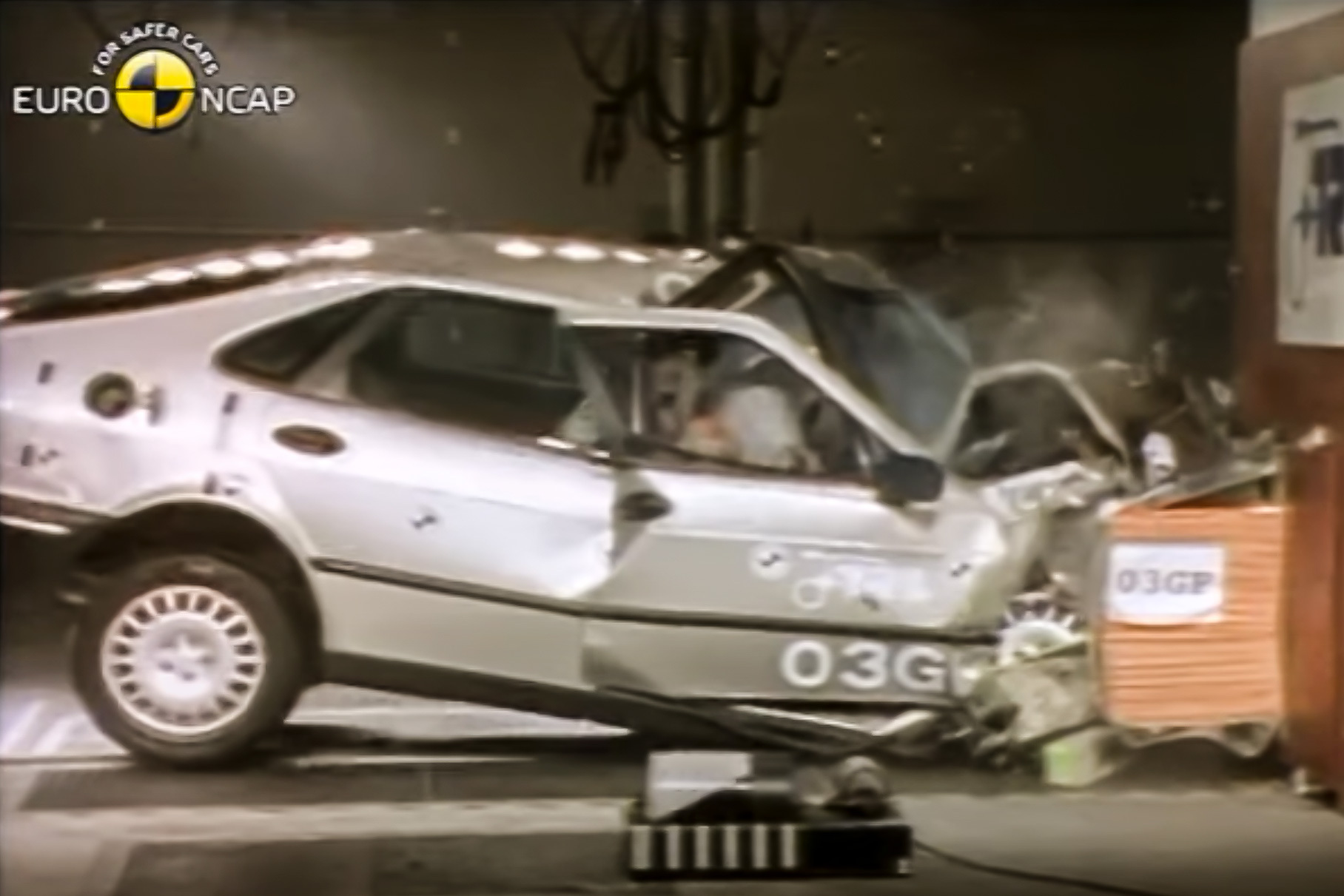 Кадр из [видео](https://youtu.be/X39irHLwFnw) удара в ходе испытаний Euro NCAP
