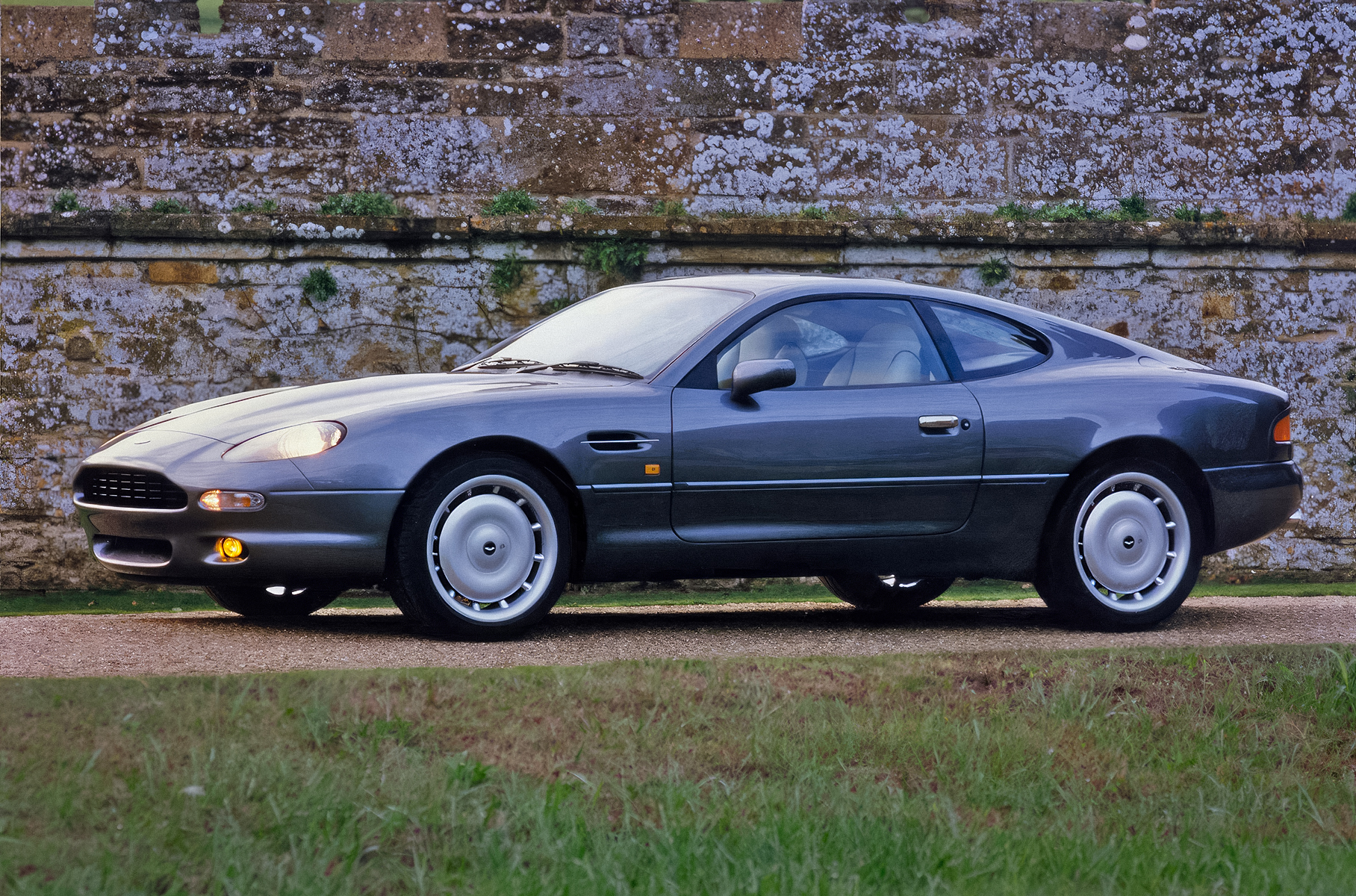 По габаритам Aston Martin DB7 чуть компактнее современной «трешки» BMW. Длина — 4631 мм, ширина — 1820 мм, высота — 1268 мм