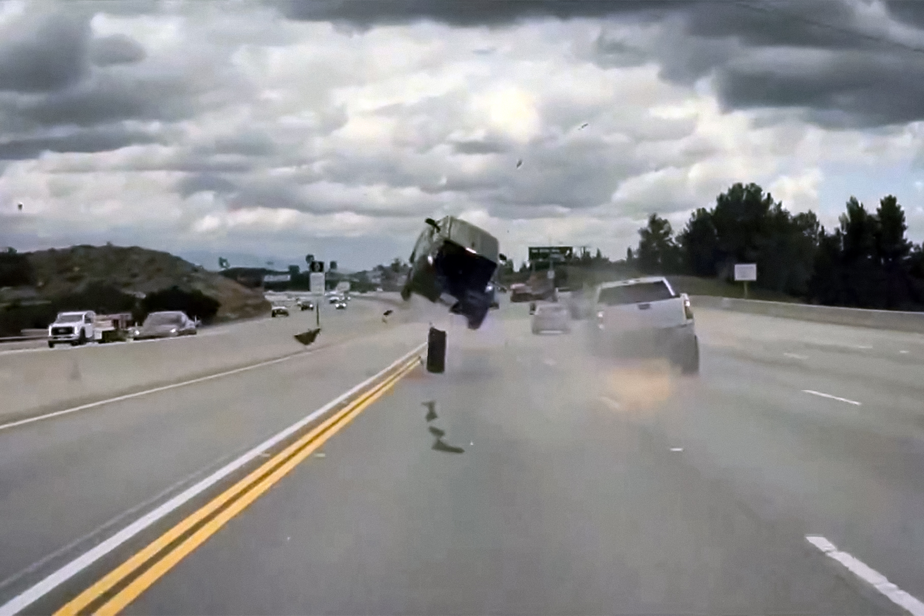 Kia Soul взлетел в воздух после встречи с оторвавшимся колесом Chevrolet Silverado