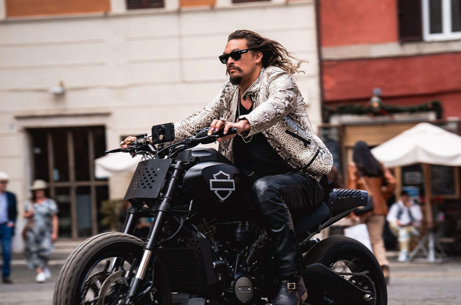 Ещё в начале девяностых Никита Джигурда запомнился виртуозным владением мотоциклом с коляской в драме «Любить по-русски». Актёр и сейчас отдаёт предпочтение двум колёсам — кроме чоппера «на каждый день», в личной коллекции актёра несколько кастомных Harley Davidson