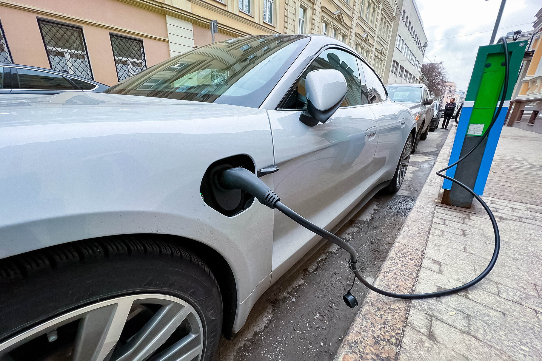 Московских владельцев электрокаров обяжут платить транспортный налог с 2025 года
