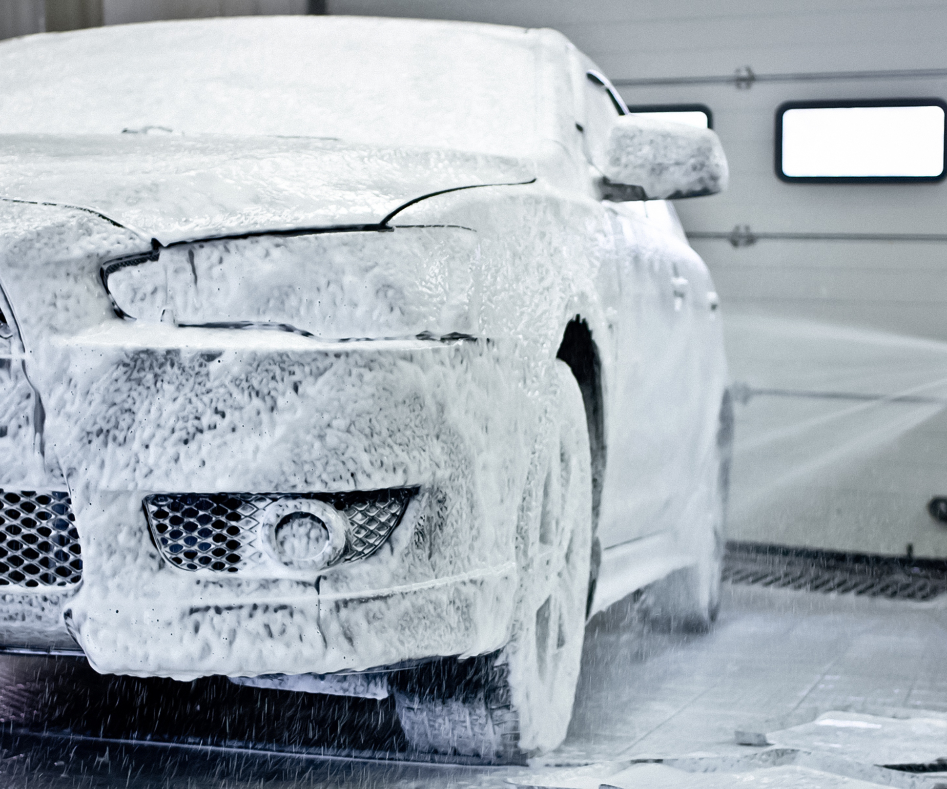 Российские водители стали реже заправлять машины и экономить на мойке —  Motor