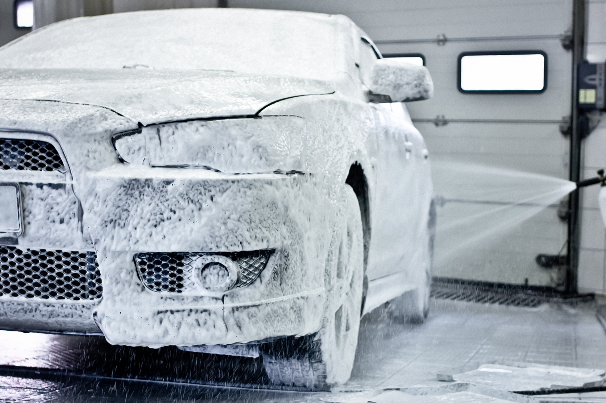 Российские водители стали реже заправлять машины и экономить на мойке —  Motor