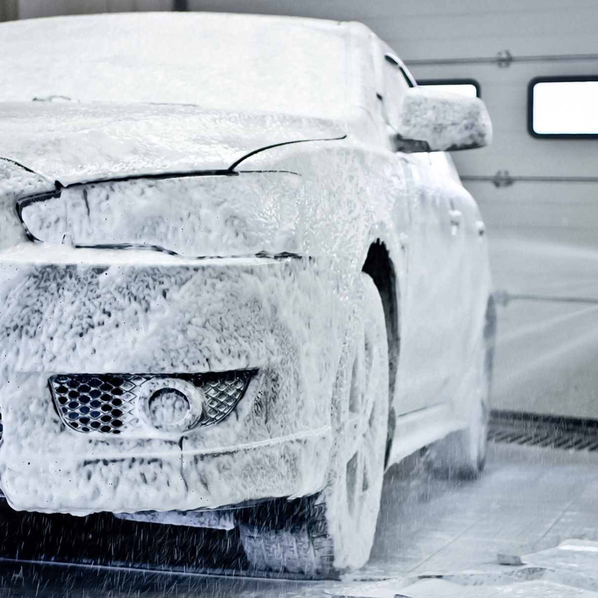 Российские водители стали реже заправлять машины и экономить на мойке —  Motor