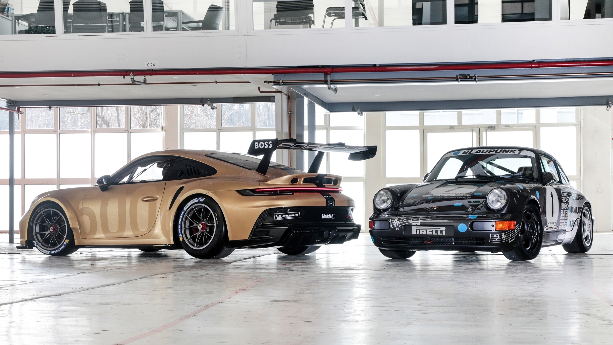 Компания Porsche показала специальную VIP-версию гоночного спорткара 911 GT3 Cup
