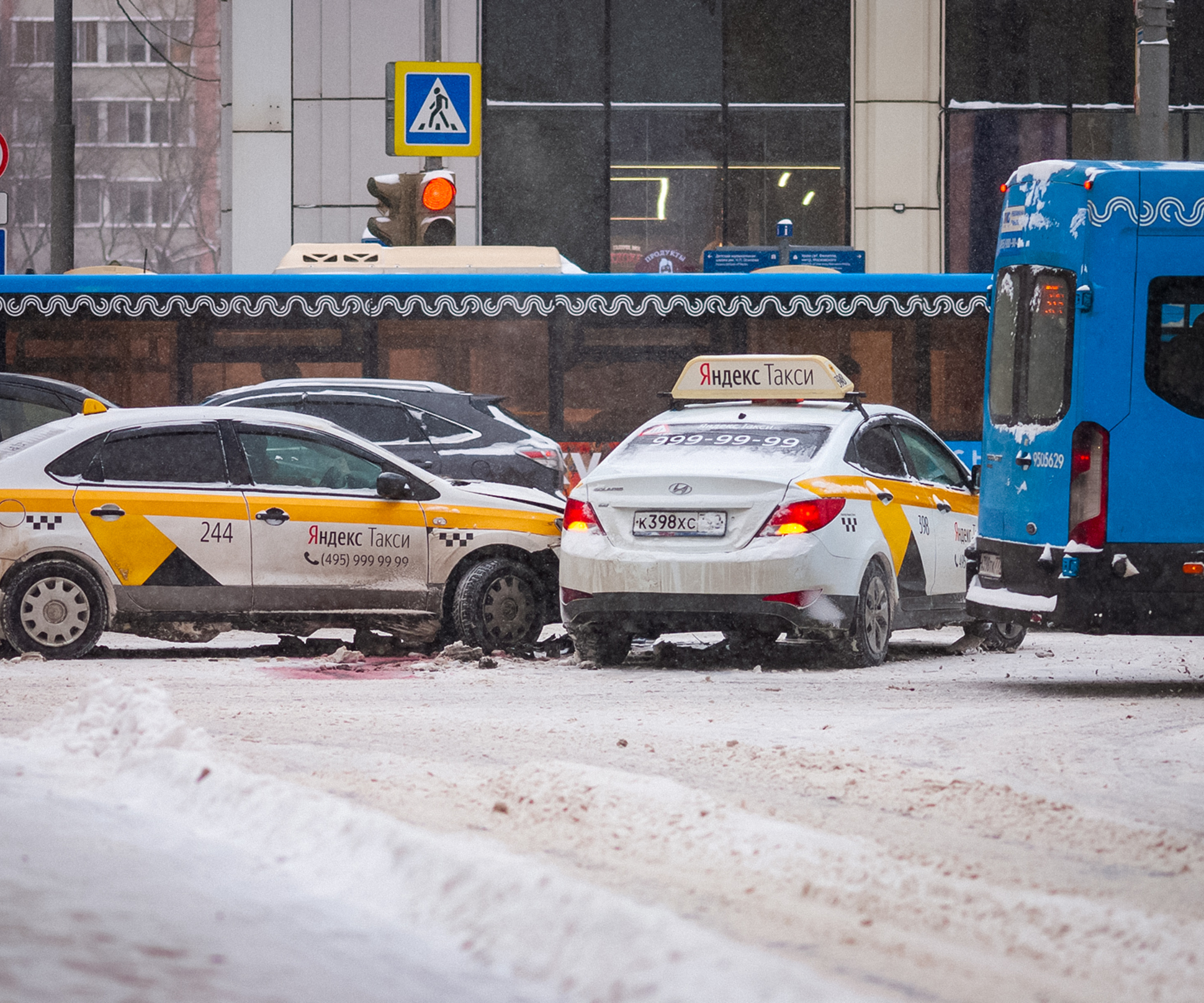 Какие автомобили такси чаще попадают в аварии: данные страховщиков — Motor