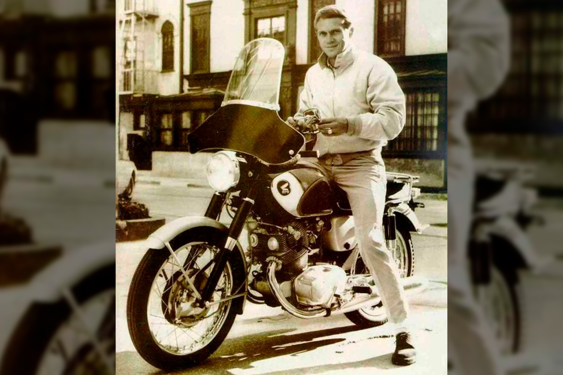 Маккуин на мотоцикле Honda Superhawk CB77 во время съемок фильма «Любовь с прекрасным незнакомцем», 1963 год