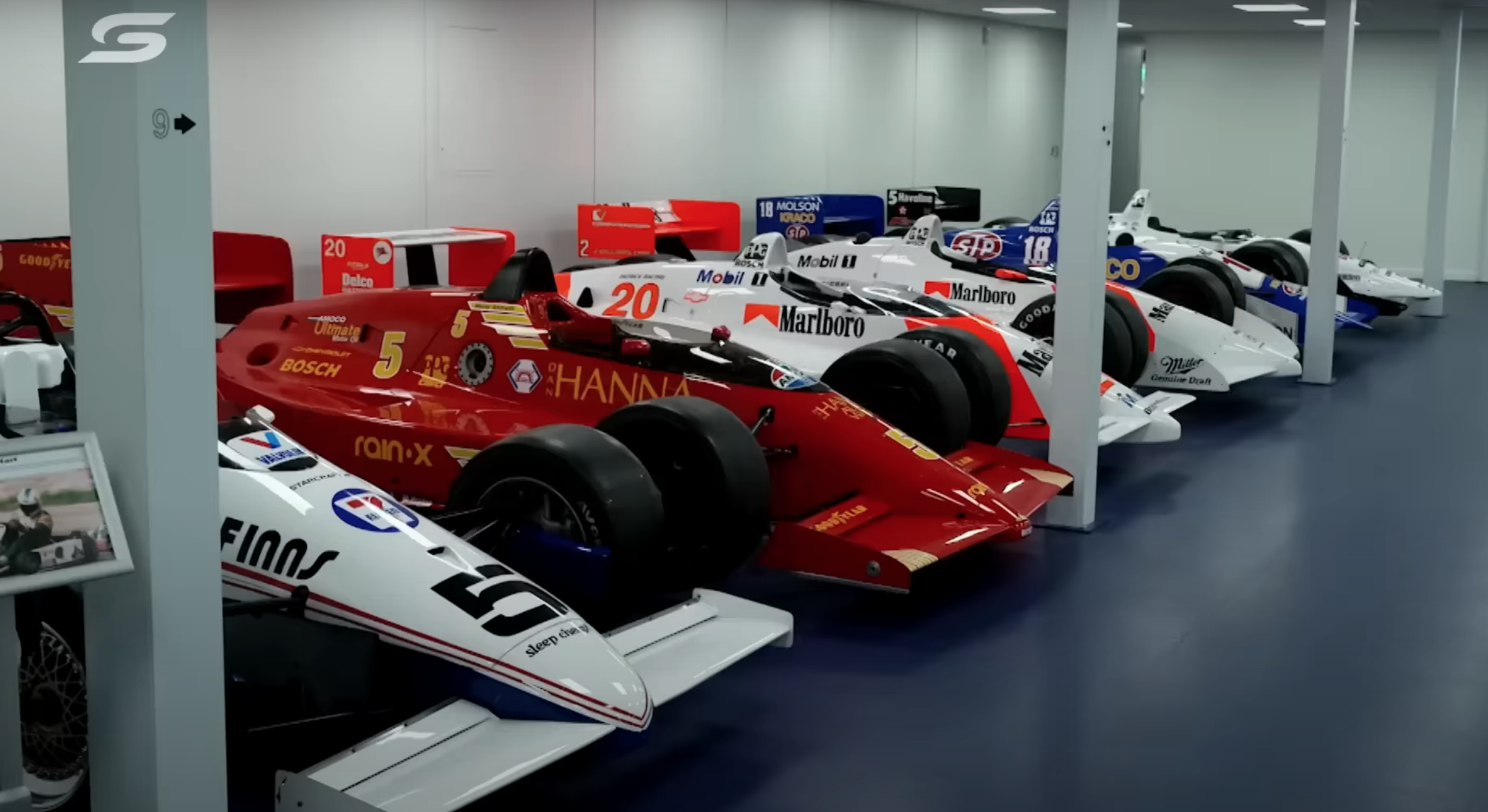 Глава гоночного подразделения McLaren Racing показал блогерам свой гараж