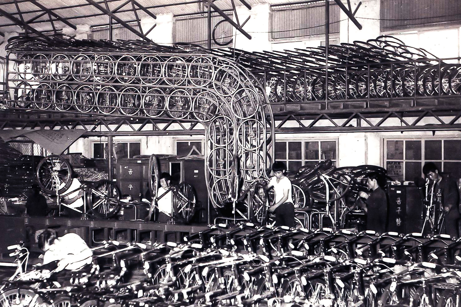 Сумрачные времена перед индустриальным расцветом Южной Кореи: завод неизвестной марки Kia по сборке велосипедов