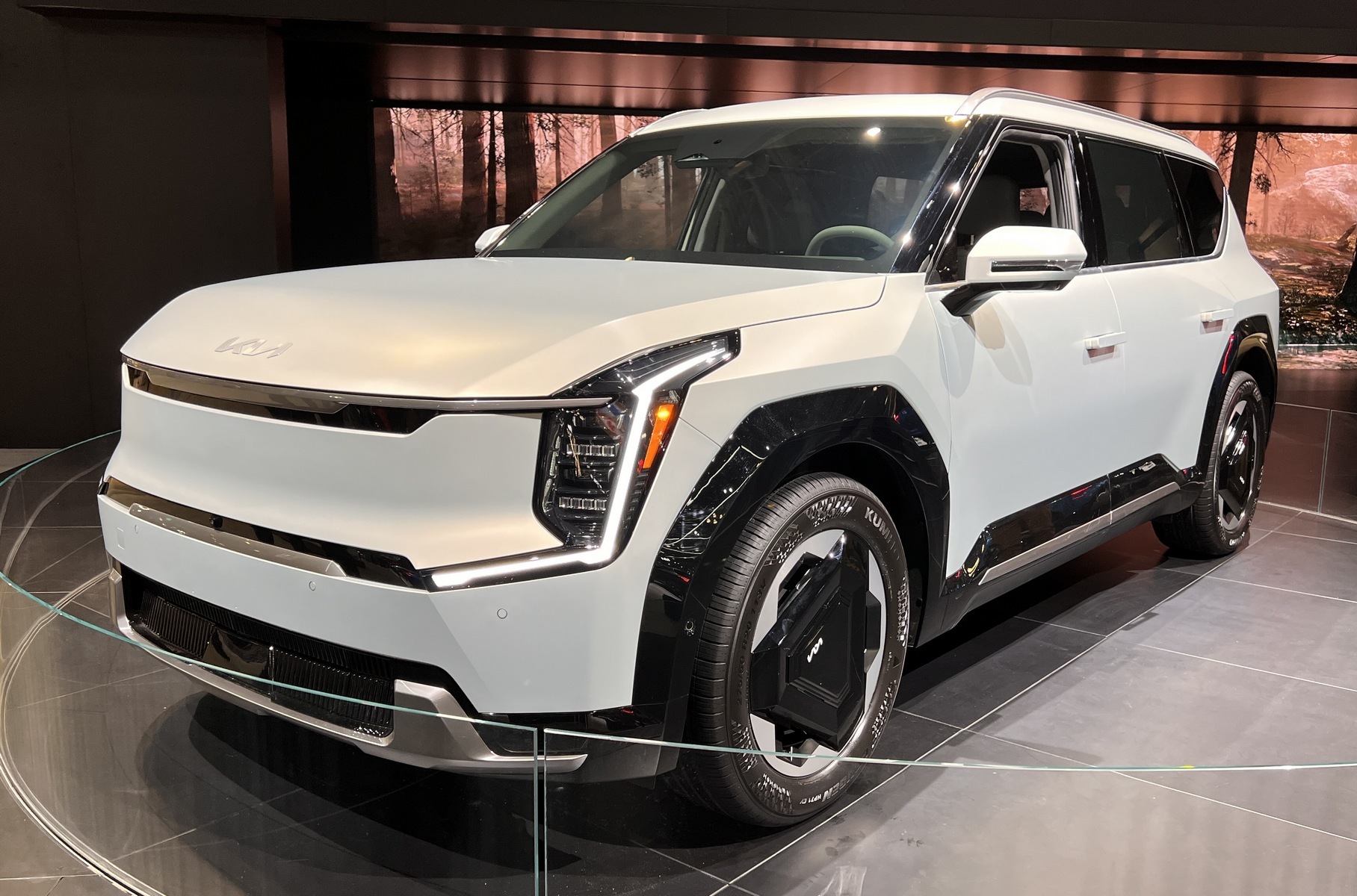 ### Kia EV9 Мировая премьера брутального электрического кроссовера [Kia EV9](https://motor.ru/news/kia-ev9-specs-29-03-2023.htm) уже состоялась в минувшем марте на автосалоне в Сеуле, но для американских автомобилистов салон в Нью-Йорке был первой возможностью увидеть машину вживую. По габаритам трёхрядный кроссовер близок c Kia Telluride — длина кузова немного превышает пять метров, а вот колёсная база больше на целых 20 сантиметров. Новинка построена на платформе E-GMP — она же лежит в основе электромобилей Hyundai Ioniq 5 и 6, Kia EV6 и Genesis GV60.