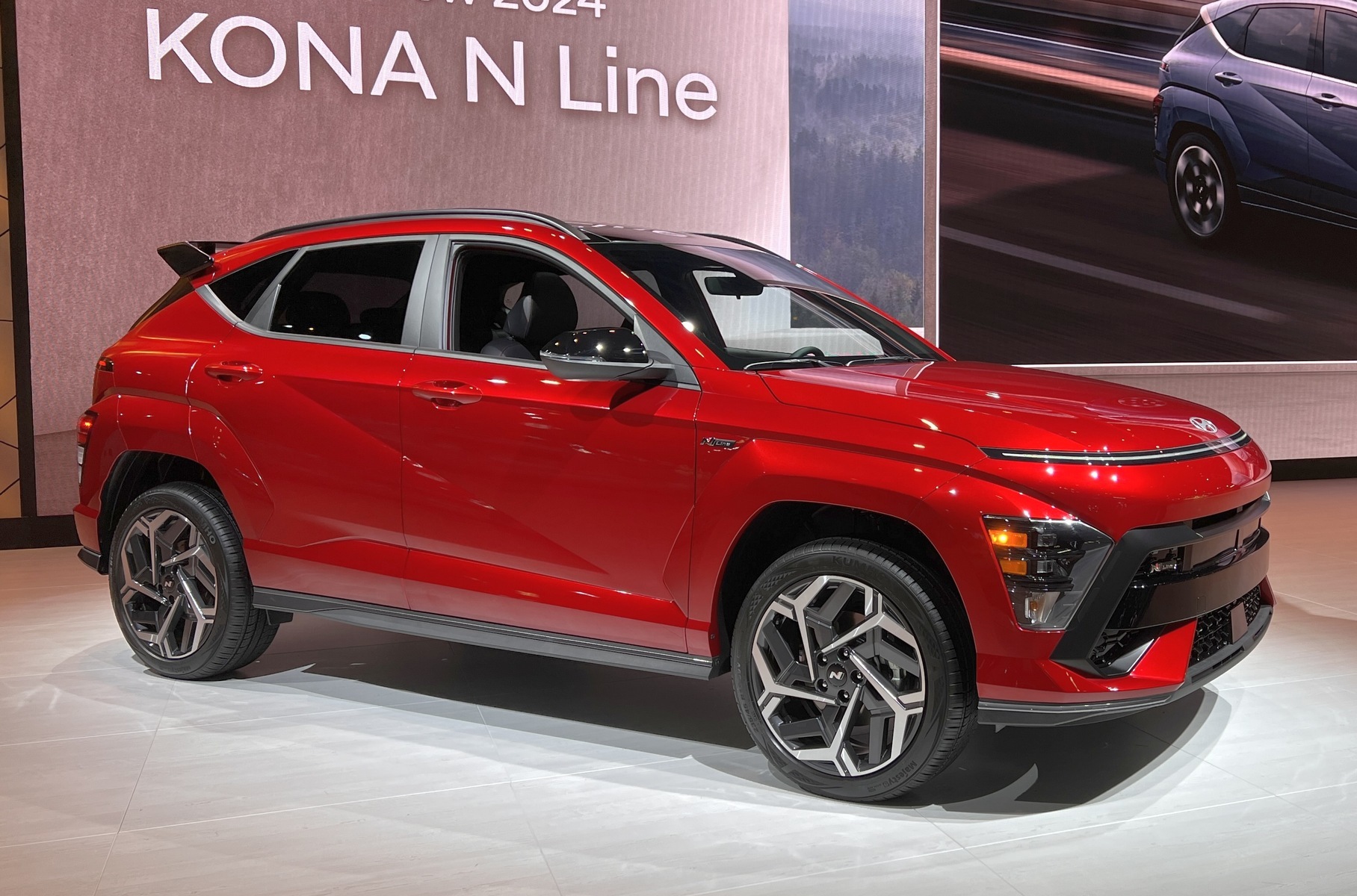[Бензиновая Kona](https://motor.ru/news/hyundai-newkona-18-01-2023.htm) предлагается американским покупателям с двумя силовыми агрегатами на выбор. Это либо двухлитровый мотор мощностью 147 л.с., работающий по циклу Аткинсона и спаренный с вариатором Smartstream IVT, либо турбомотор 1.6 с непосредственным впрыском мощностью 190 л.с., работающий вместе с 8-ступенчатым «автоматом». А вот гибридный вариант, доступный на ряде рынков, в США поставлять не планируется. Интересно, что обе версии будут доступны как с передним, так и с полным приводом — последние снабжены многорычажной задней подвеской вместо простой схемы с полузависимой балкой на переднеприводниках.