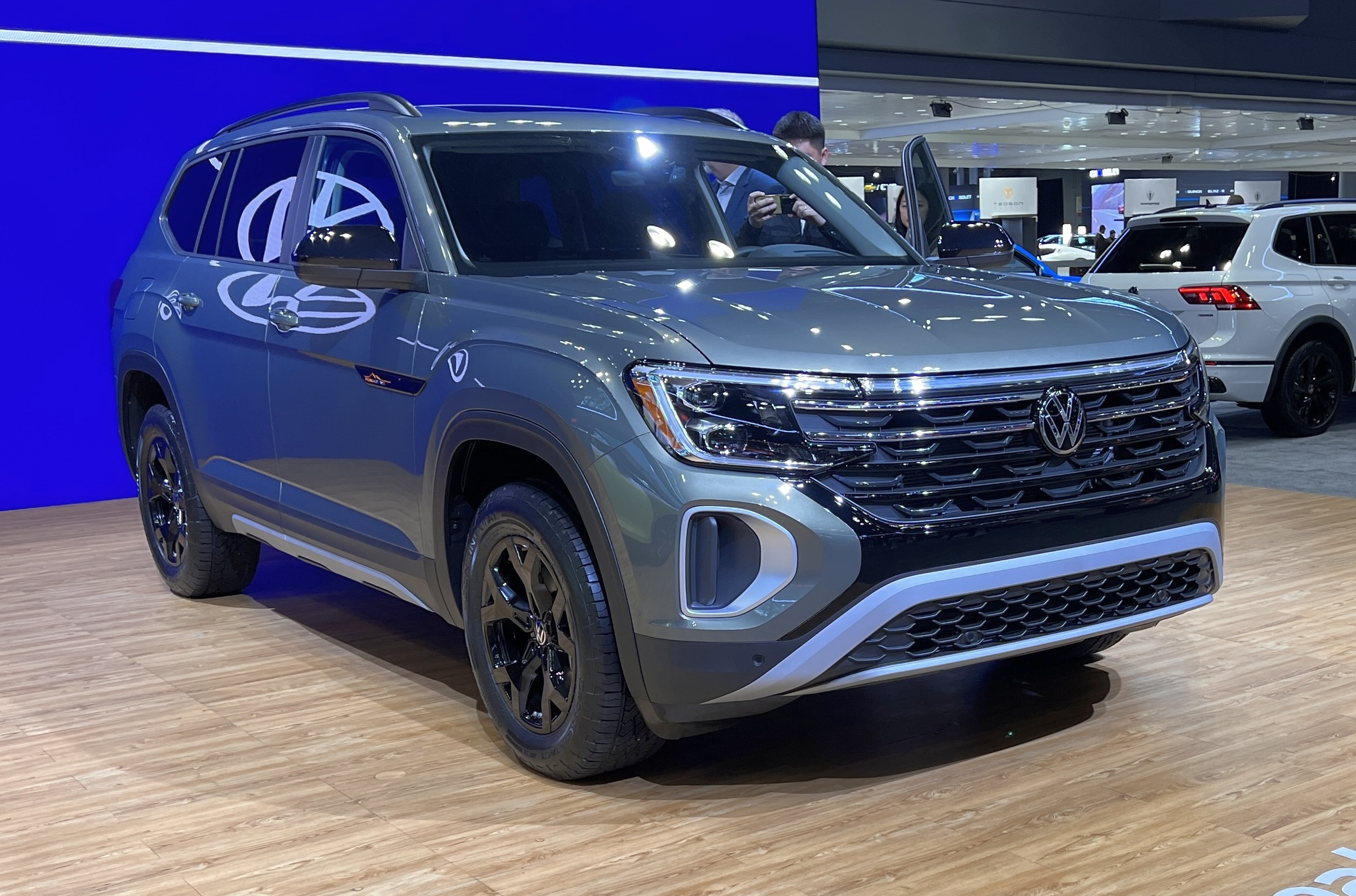 ### Volkswagen Atlas Peak Edition Марка Volkswagen тоже подготовила условно «внедорожный» вариант одного из своего кроссоверов — большой модели Atlas (у нас он известен как Teramont). Пакет [Peak Edition](https://motor.ru/news/atlas-peak-edition-10-04-2023.htm) подразумевает установку «грязевых» шин и небольшое изменение внешности. Новый передний бампер получил серебристые «защитные вставки», аналогичные накладки появились на порогах и сзади. Главная «фишка» салона — это отделка кожзаменителем с оранжевой прострочкой.