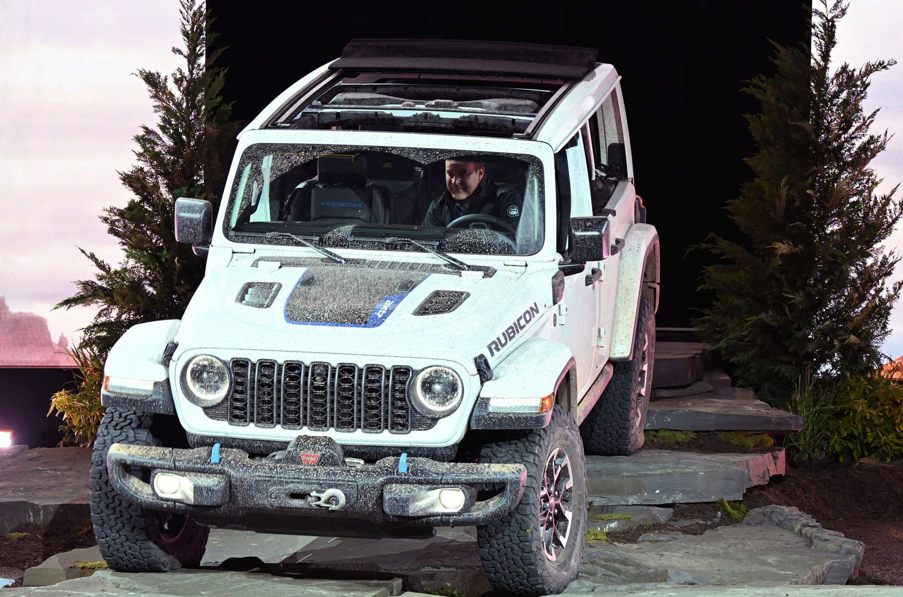 ### Jeep Wrangler Новинки от американских автопроизводителей на Нью-Йоркском салоне тоже были, хотя и в меньшинстве. Например, Jeep выкатил обновлённый [внедорожник Wrangler](https://motor.ru/news/jeep-wrangler-06-04-2023.htm). Помимо новой решётки радиатора, улучшившей обдув подкапотного пространства, основные изменения касаются безопасности: боковины кузова усилены для большей стойкости к боковым ударам, добавлены боковые шторки и ремни безопасности второго ряда с преднатяжителями. Система предотвращения фронтальных столкновений и активный круиз-контроль теперь устанавливаются на все машины, кроме базовых.