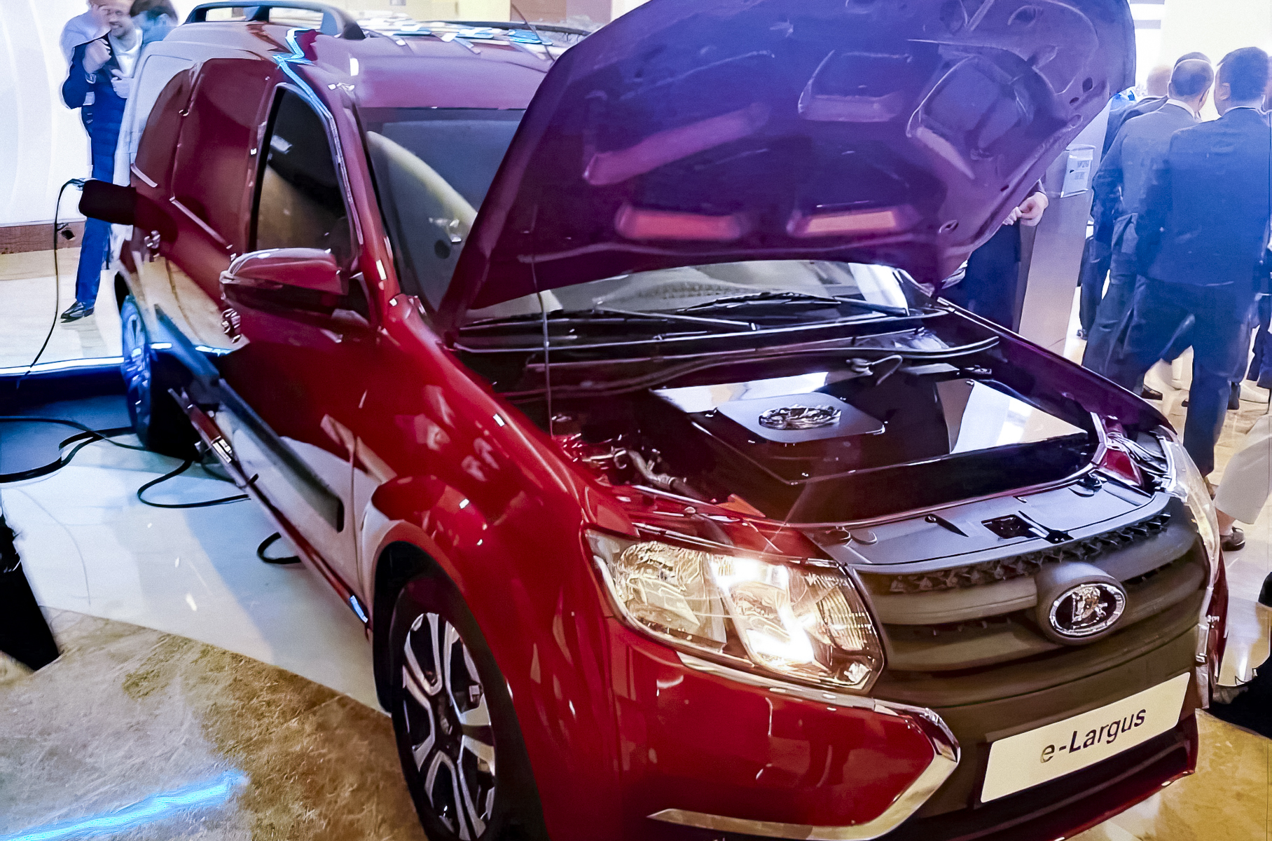 Компания АвтоВАЗ впервые вживую показала электрический Lada Largus