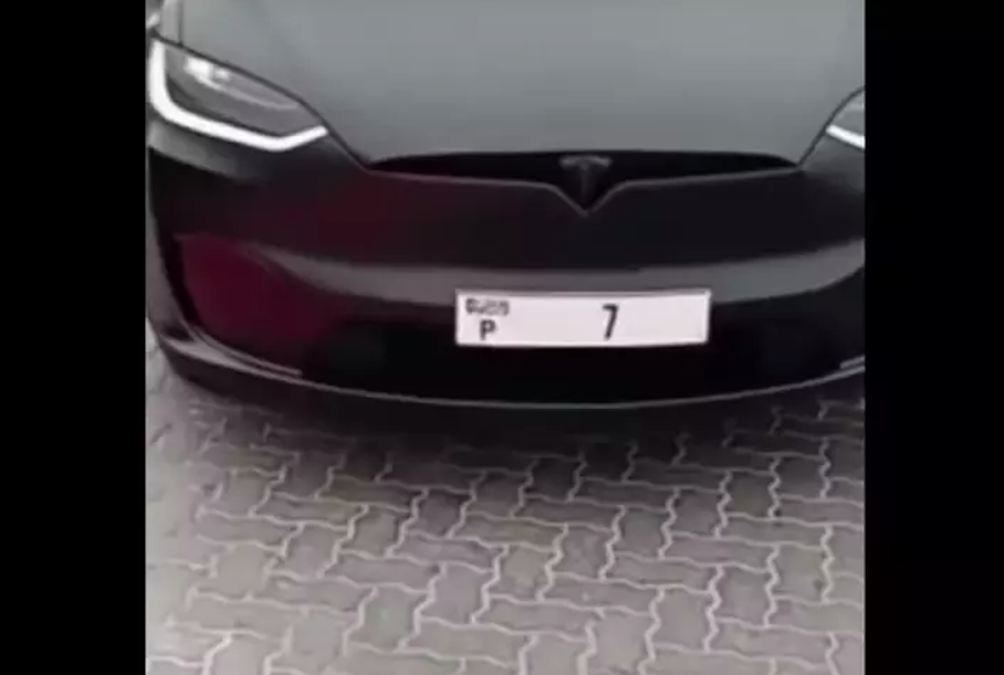 Автомобильный номер Р7 стоимостью 15 миллионов долларов заметили на Tesla Model X Plaid