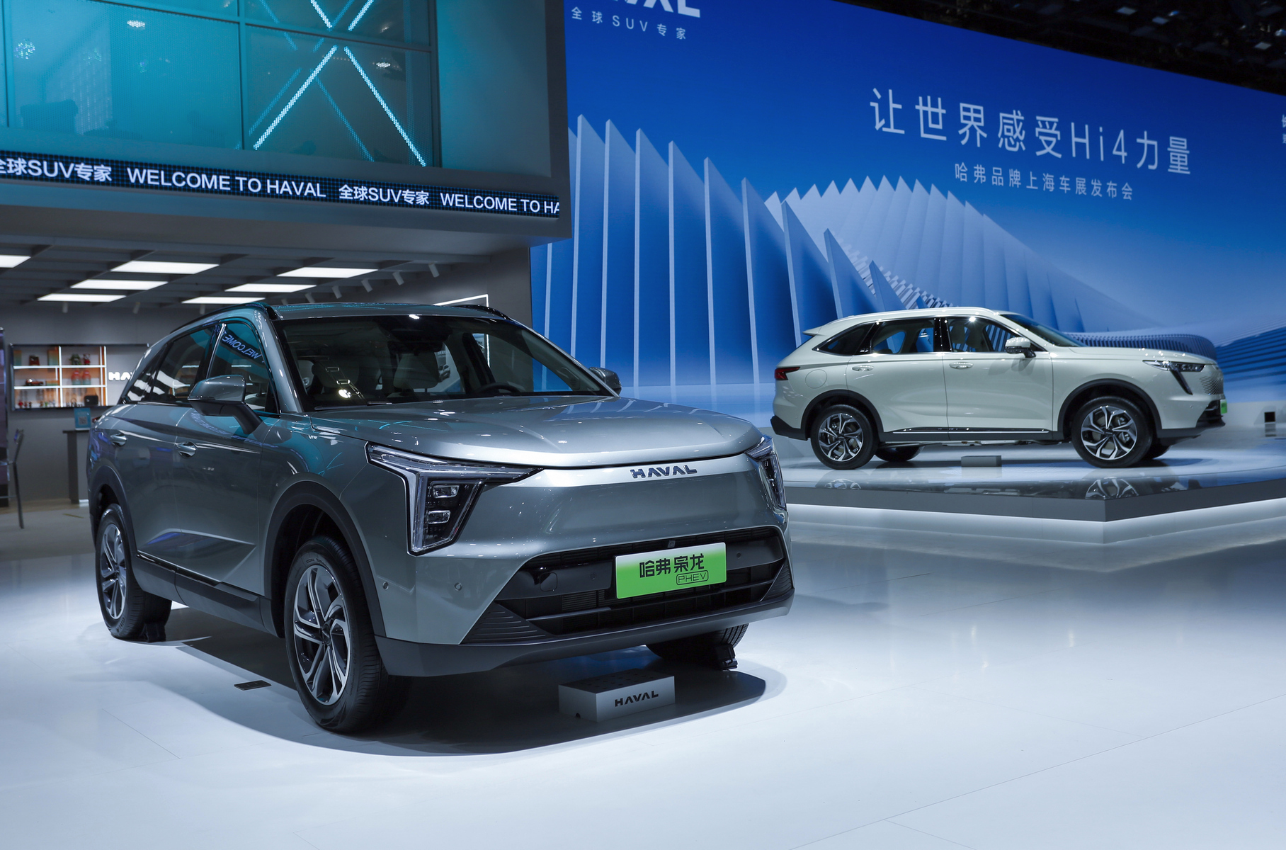 ### Haval Ruge От нахальных электромобильных стартапов переходим к гигантам китайского рынка. Один только концерн Great Wall Motor отпраздновал на Шанхайском автосалоне семь мировых премьер! Из них для российского рынка наиболее интересна, пожалуй, пара кроссоверов бренда Haval: это [Haval Ruge (на первом плане) и Ruge Max](https://motor.ru/news/haval-xiaolong-16-03-2023.htm) (они же Xiaolong и Xiaolong Max на китайском рынке). Несмотря на название, это не варианты одной машины, а две разные модели — отличаются как размеры и внешность, так и техническая начинка. Haval Ruge — это паркетник C-класса длиной 4600 мм с колёсной базой 2700 мм (то есть чуть крупнее Тигуана). Он построен на модульной платформе LEMON в самом бюджетном её варианте (как на Haval Jolion) и имеет только передний привод.