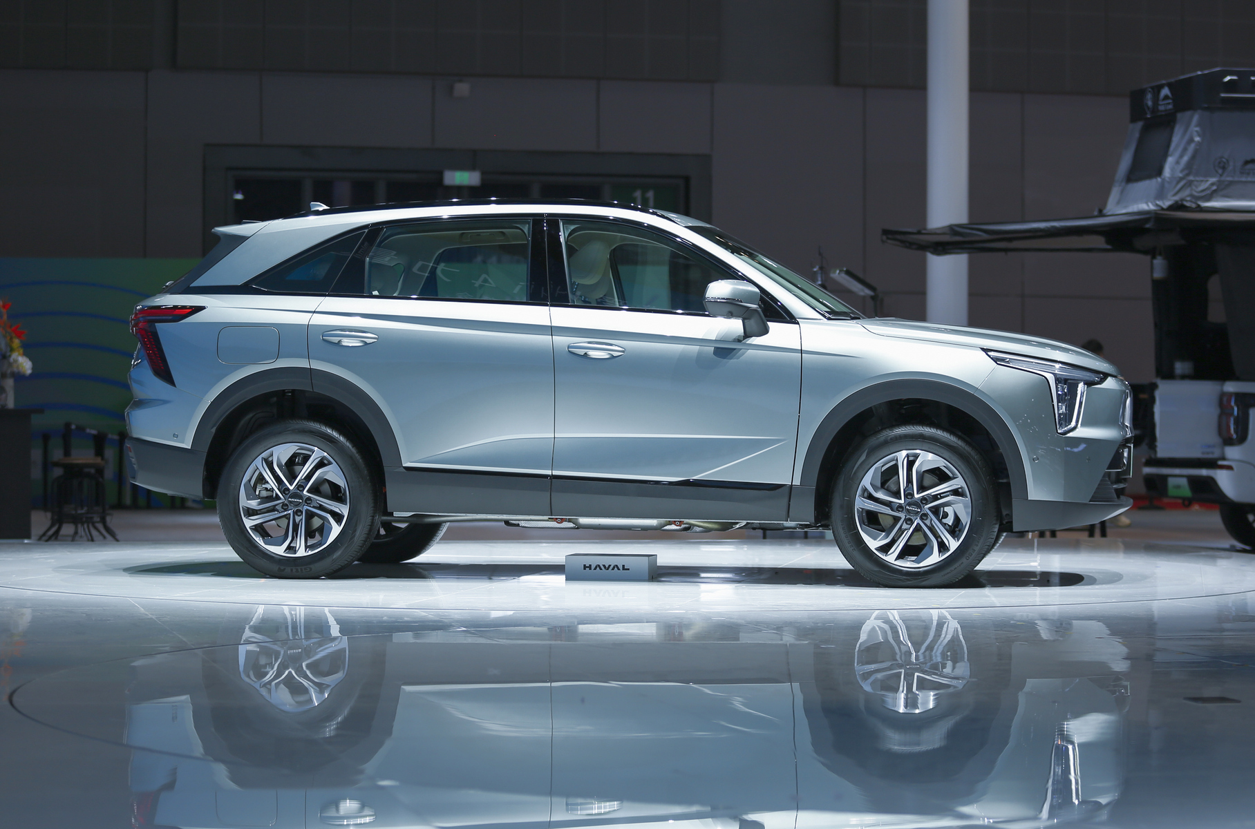 Гибридная силовая установка DHT выполнена по параллельно-последовательной схеме: 1,5-литровый атмосферник мощностью 109 л.с. может либо работать в режиме генератора, питая 156-сильный электромотор и подзаряжая батарею, либо напрямую вращать передние колёса через двухступенчатую трансмиссию. Двигатель работает по экономичному циклу Аткинсона и имеет рекордную для серийных бензиновых моторов геометрическую степень сжатия 16:1. Расход топлива составляет 5,3 л/100 км. Будет предложено два варианта с батареями разной ёмкости: дальность хода — 45 или 96 километров. Интерьер минималистичный: физических кнопок почти нет, в центре передней панели установлен монитор диагональю 12,3 дюйма, щиток приборов — виртуальный, но небольшого размера. Управление трансмиссией выполнено по-мерседесовски, на правом подрулевом рычажке: это освободило место между сидений для беспроводных зарядок, подстаканников и место хранения.