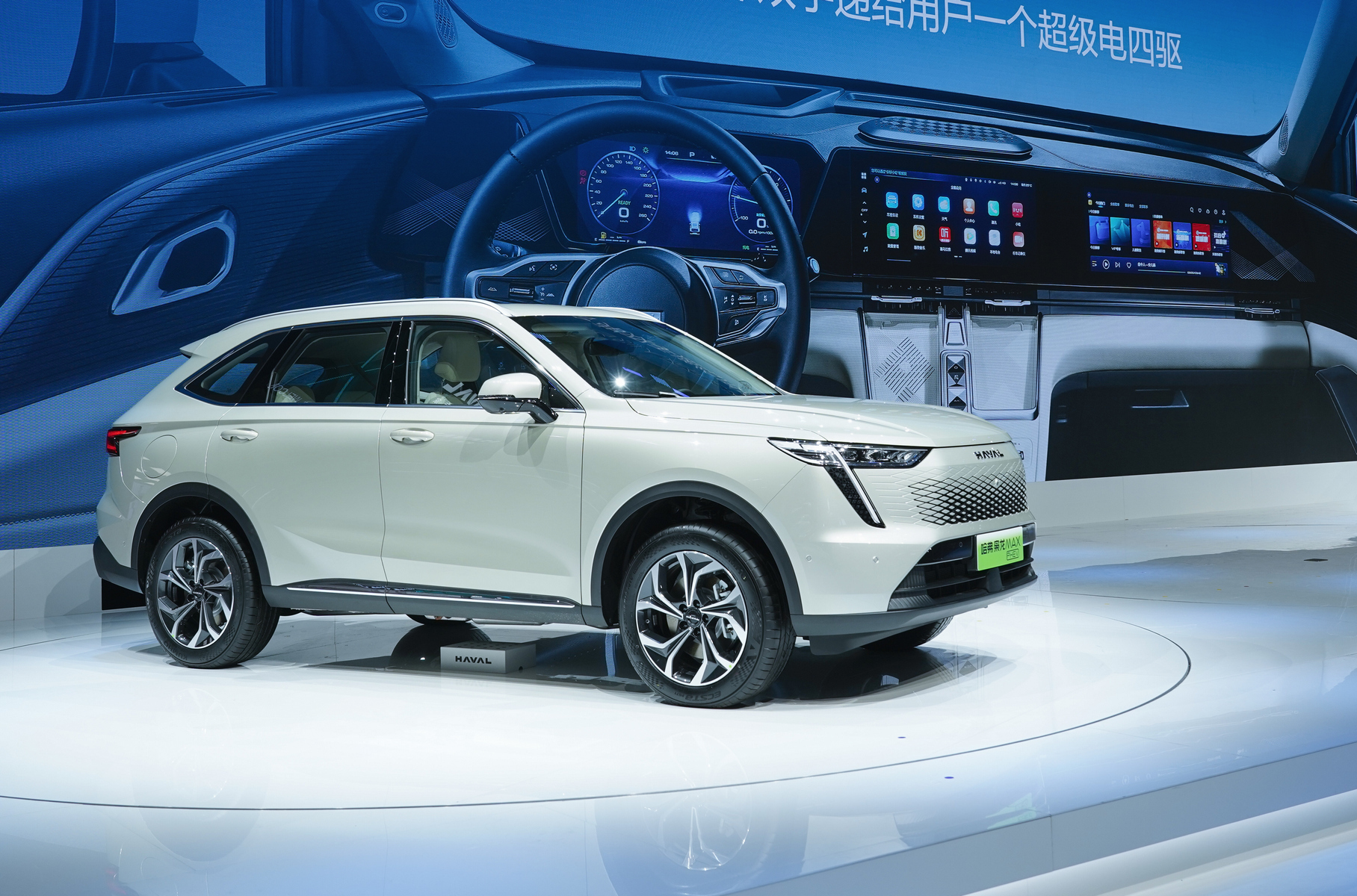 ### Haval Ruge Max Haval Ruge Max заметно больше, сложнее технически и дороже отделан. Длина составляет 4758 мм, колесная база — 2800 мм: эта машина чуть крупнее Шкоды Kodiaq. В основе кроссовера с внутризаводским обозначением «B07» лежит более дорогая версия модульной платформы LEMON с задней многорычажной подвеской (как на Haval Dargo). Силовая установка Hi4 принципиально похожа на технику младшей модели Ruge, но к ней добавили ещё один электромотор на задней оси (204 л.с.). Соответственно, мощнее сделали и бензиновый двигатель — 1,5-литровый мотор оснащён турбонаддувом и развивает 163 лошадиные силы. В таком варианте совокупная отдача силовой установки составляет 279 л.с. Разгон до 100 километров в час — за 6,8 секунды. При полностью заряженной батарее кроссовер способен проехать 105 км, не включая бензиновый двигатель. Средний расход топлива при низком уровне заряда составляет 5,5 л/100км.