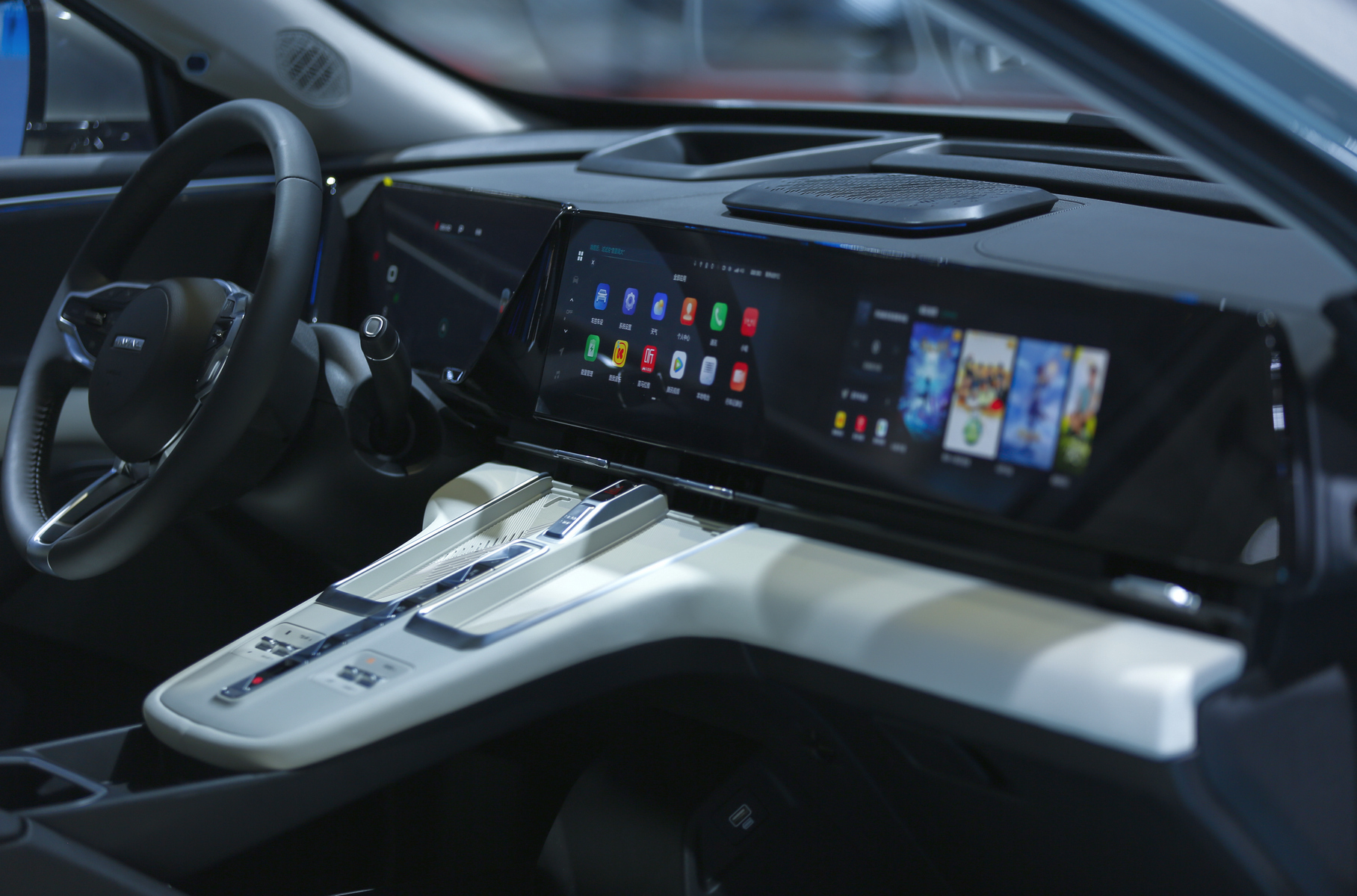 На передней панели — аж три монитора диагональю 12,3 дюйма плюс проекционный дисплей для водителя. На центральной консоли — удобные клавиши-качалки управления климатикой и звуком, плюс рядок «стеклянных» кнопок разного назначения. Салон может быть только двухрядным — трёхрядного варианта не предусмотрено даже за доплату. Спинка дивана на втором ряду имеет два фиксированных положения по углу наклона, в качестве опции предусмотрена панорамная крыша.