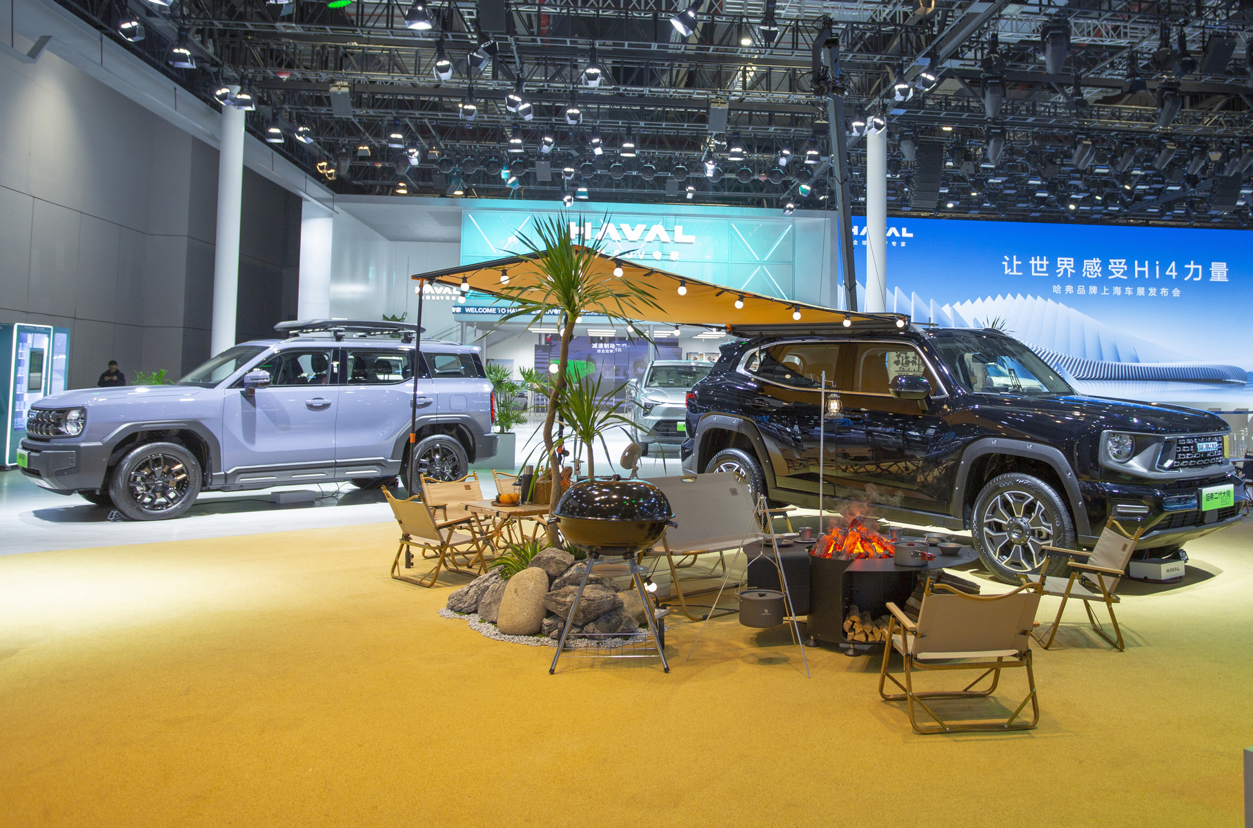 Также на стенде Haval можно было увидеть модель [Dargo второго поколения](https://motor.ru/news/haval-dargo2-01-03-2023.htm) (справа), продажи которой в Китае стартовали в начале весны. У себя на родине она известна под названием Big Dog, и входит в подсемейство с «собачьими» названиями — их отличает маскулинная внешность с угловатыми формами и круглыми фарами. Но технически это обычный кроссовер длиной 4620 мм, с турбомоторами 1.5 и 2.0 мощностью 184 и 238 л.с. либо гибридной силовой установкой DHT совокупной мощностью 326 сил (именно такая машина на фото). А слева на снимке видно младшую модель [Cool Dog](https://motor.ru/news/haval-cool-dog-on-sale-now-11-08-2022.htm) — в Шанхае представили версию с гибридной силовой установкой DHT на основе 1,5-литрового «атмосферника» (совокупная мощность 185 л.с.)