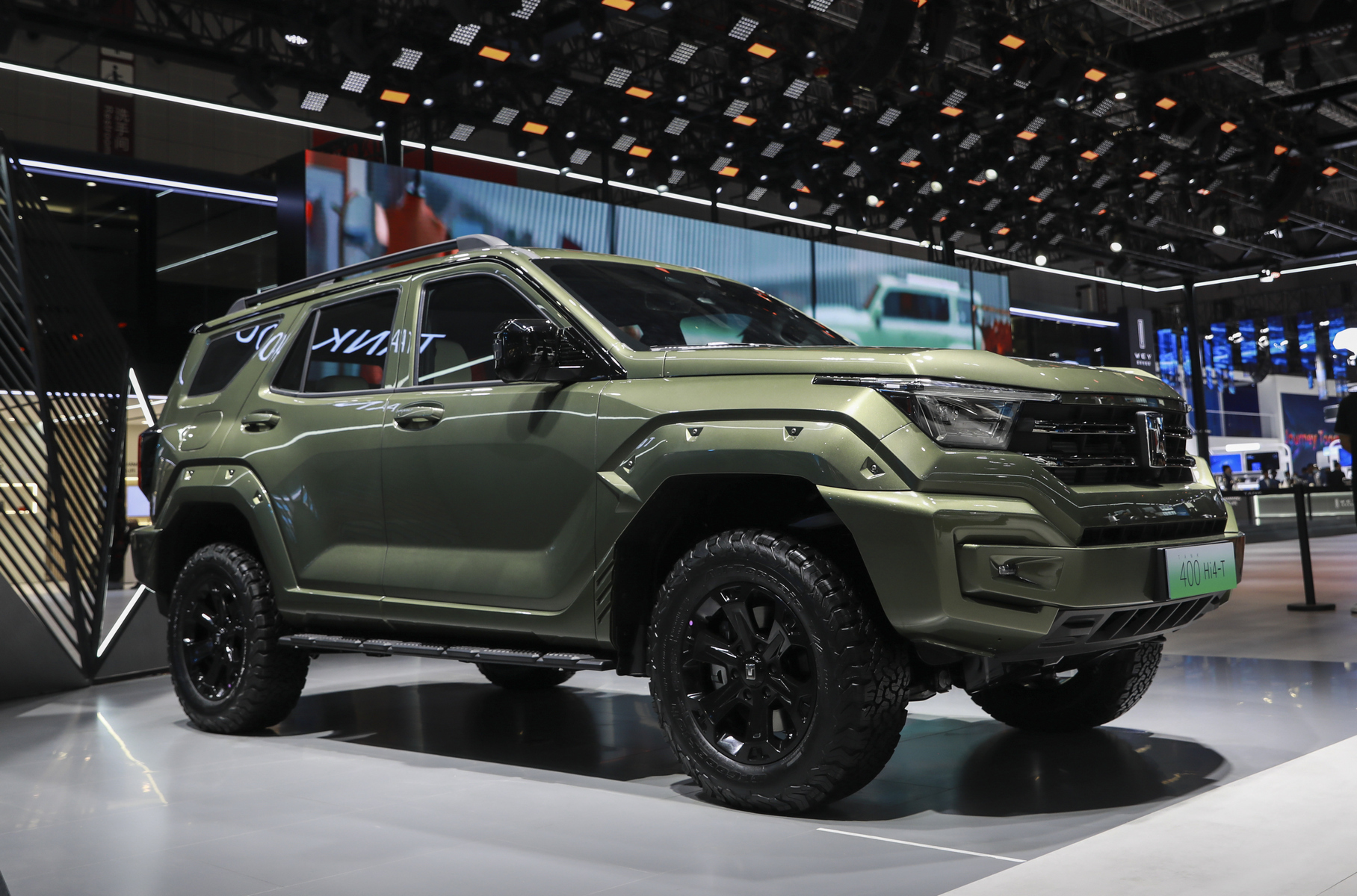 ### Tank 400 «Внедорожный» бренд Tank, также принадлежащий концерну Great Wall, представил в Шанхае [новую модель с индексом 400](https://motor.ru/news/tank-400-debut-19-04-2023.htm). Это большой рамный внедорожник с цельным задним мостом, значительно крупнее знакомого нам [Tank 300](https://motor.ru/testdrives/tank300test.htm) — длина лишь немного не дотягивает до пяти метров. У новинки нарочито грубая внешность с угловатыми бамперами, выставленными напоказ креплениями расширителей на крыльях и вынесенной на пятую дверь «запаской».