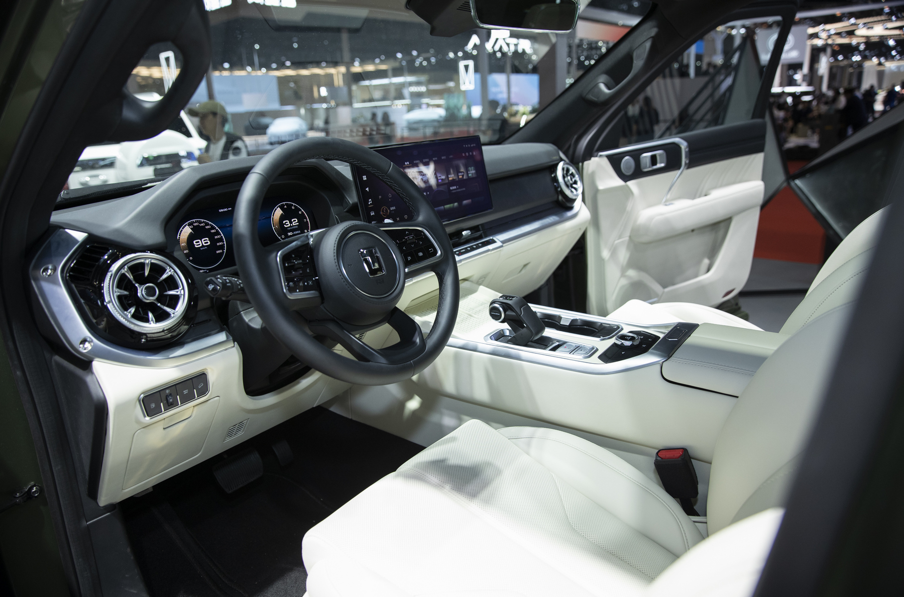 Но при этом салон вполне «легковой»: с отделкой перфорированной кожей, виртуальным щитком приборов, большим экраном мультимедиа-системы и нефиксируемым рычажком «автомата». Внутри пять посадочных мест: третьего ряда не предусмотрено. В Шанхае Tank 400 был представлен в виде подзаряжаемого гибрида: бензоэлектрическая силовая установка Hi4-T на основе двухлитрового турбомотора развивает в пике до 408 лошадиных сил. Судя по сертификационным документам, будет предложена и более простая версия мощностью 252 силы.