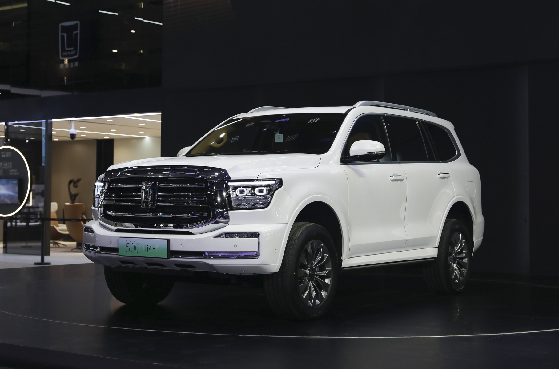 ### Tank 500 Большой рамный внедорожник [Tank 500](https://motor.ru/news/tank-500-now-on-sale-22-03-2022.htm) уже знаком нашим читателям. А в Шанхае представили [версию Hi4-T](https://motor.ru/news/tank-500-phev-sales-23-04-2023.htm) — «подзаряжаемый гибрид». Вместо турбомотора V6 3.0 у него под капотом та же силовая установка, что и на Tank 400: двухлитровый четырёхцилиндровый турбомотор, работающий в паре с трансмиссией 9HAT со встроенным электромотором. Их совокупная мощностью составляет 408 лошадиных сил. Тяговая батарея ёмкостью 37,1 кВт∙ч размещена под полом багажника и задним диваном. На электрической тяге внедорожник может преодолеть до 110 километров. При этом «Танк» сохранил полноприводную трансмиссию с электромагнитной муфтой подключения передней оси, понижающей передачей и блокировками обоих межколёсных дифференциалов.