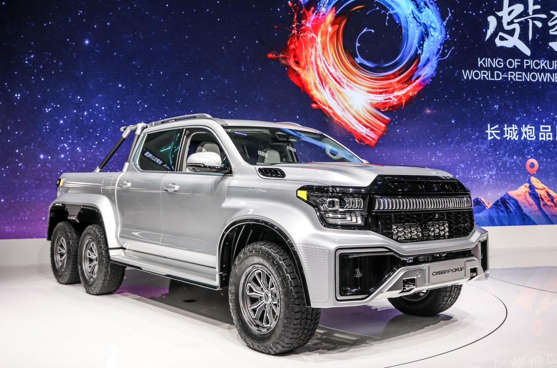 Трансмиссия снабжена принудительными блокировками межколёсных дифференциалов на всех трёх осях, блокируется и межосевой дифференциал в задней тележке. Кроме того, «раздатка» BorgWarner с многодисковой муфтой позволяет жёстко подключить переднюю ось — то есть можно получить трансмиссию с полностью заблокированными связями. Колёса — кованые, обуты в «зубастые» шины наружным диаметром 33 дюйма. Внешность пикапа изменена за счёт угловатого обвеса, широченной светодиодной «люстры» в решётке радиатора и чернёной отделки вместо хрома.