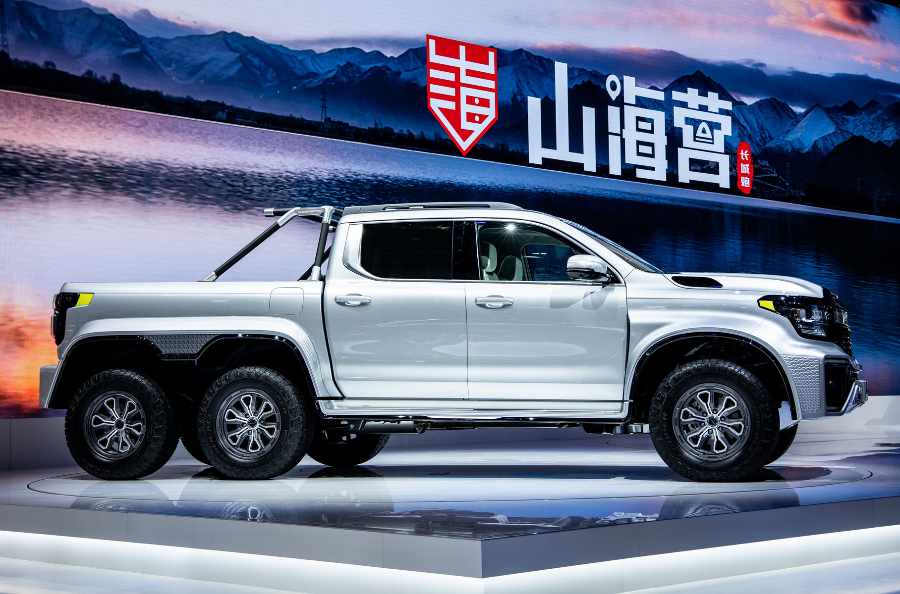 ### Great Wall CyberP!ckup Впрочем, главной звездой на стенде Great Wall был безумный трёхосный пикап CyberP!ckup. Радикальный шоу-кар построила небольшая фирма Chaojing Motors: раму серийного пикапа Shanhai Poer удлинили, подкатив ещё пару колёс, и снабдив его лифтованной подвеской на компонентах китайской фирмы K-Man Suspension. Серийный силовой агрегат доработали: мотор V6 3.0 с гибридным «довеском» теперь выдаёт 517 л.с. и 750 Нм (против 354 л.с. и 500 Нм).